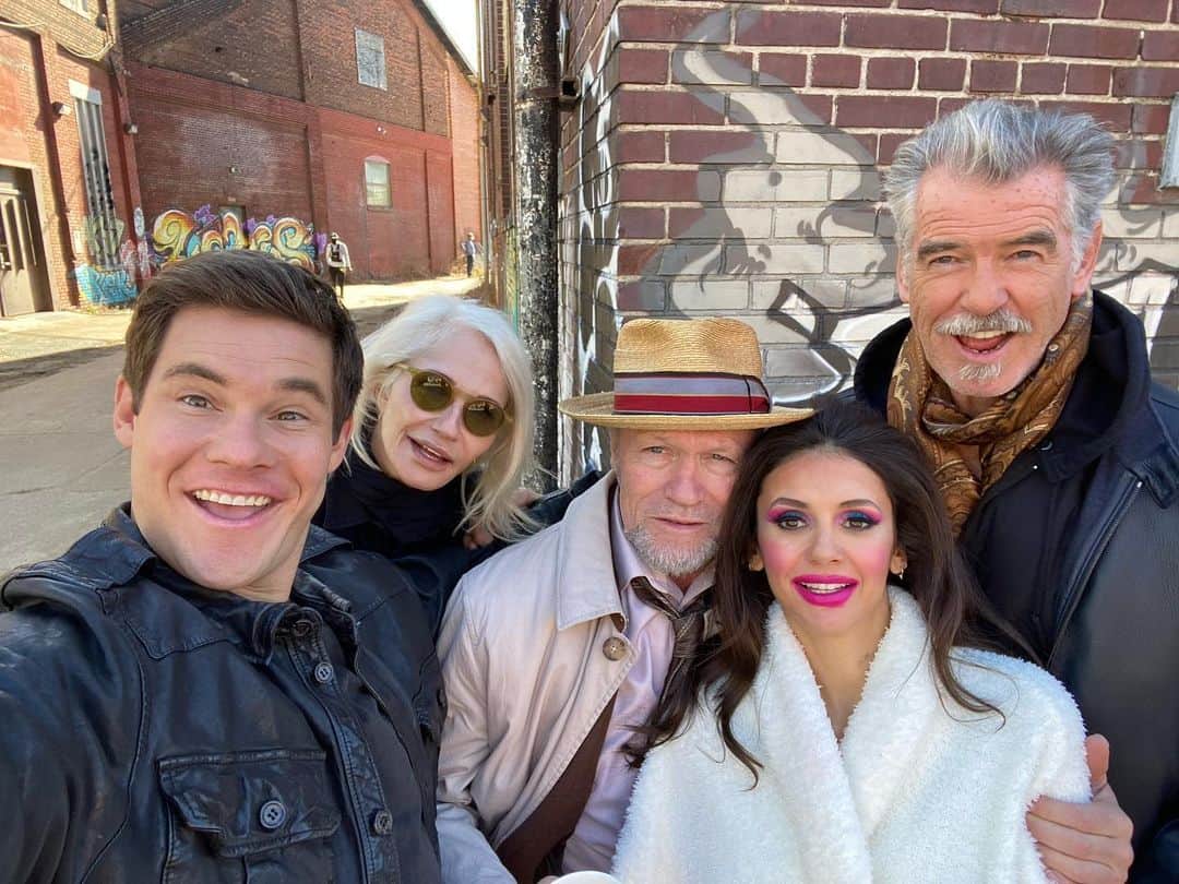 アダム・ディバインのインスタグラム：「THE OUT-LAWS premiers tonight at midnight PST!!!! Here’s a pic of of Ellen, @michael_rooker, @nina, @piercebrosnanofficial and myself dressed normally in reg clothes with no make up.  July 7th THE OUT-LAWS on @netflix」