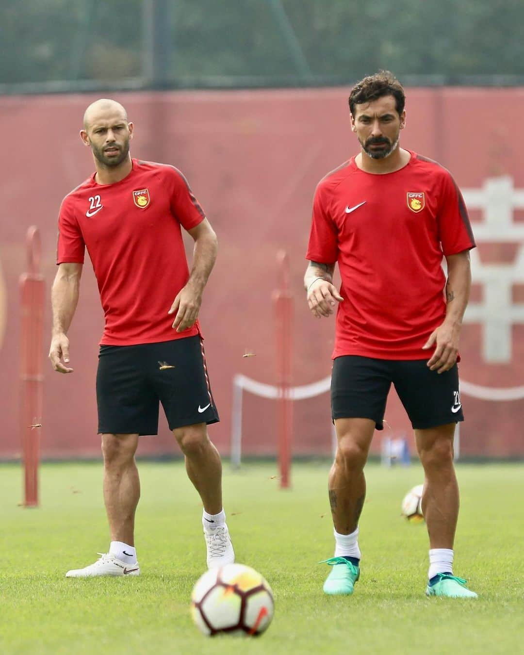 エセキエル・ラベッシのインスタグラム：「2018 #tbt🔙📸  #Hebei @mascherano14 ❤️」