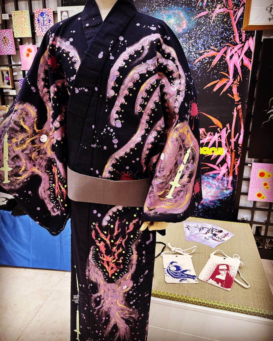 JILLのインスタグラム：「新宿高島屋へ。 ニッポンID。 和のアバンギャルドがいっぱい💓 吉原にアトリエがある Rumi Rockさんのアイテムは最高👍  ギラヘコと半衿2枚を購入。  #rumirock   7月22日-仙台rensaホール 7月23日_函館金森ホール —————————————- PERSONZ「I AM THE BEST TOUR」 6月18日_高知県立県民文化ホール グリーンホール 6月24日_札幌CUBE GARDEN 7月02日_ヒューリックホール東京 7月22日-仙台rensaホール 7月23日_函館金森ホール 8月04日_名古屋ダイアモンドホール 8月05日_大阪クラブクワトロ 8月11日_新潟LOTS 8月12日_高崎芸術劇場スタジオシアター 8月26日_福岡電気みらいホール —————————————-  #jillpersonz  #personz  #youtubepersonzチャンネル #note  #jillpersonz  #エアプレ #JILLプレ #ラジオ高崎 #三味線jill屋」