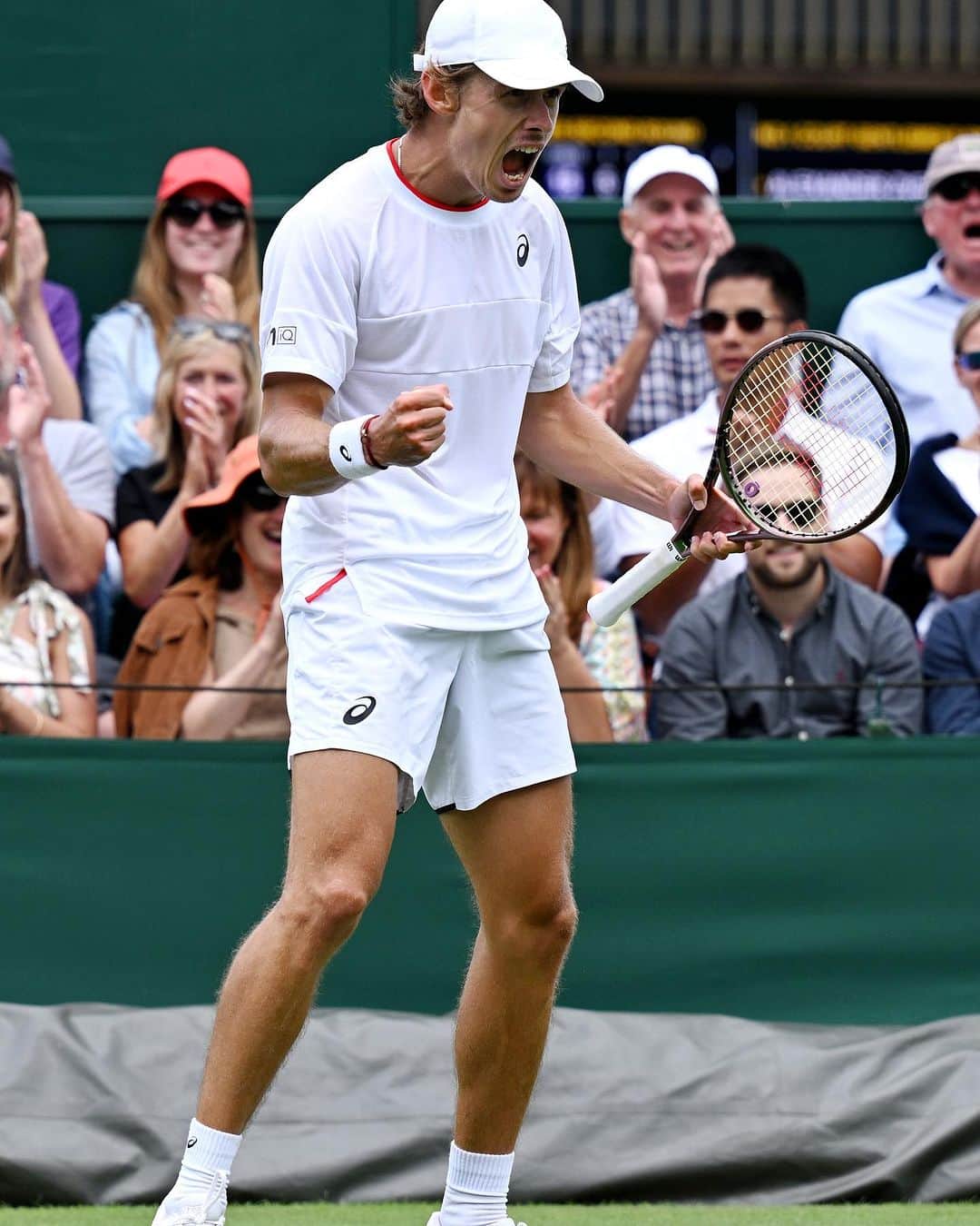 アレックス・デミノーのインスタグラム：「Tough and tricky but we through 👊 Tomorrow more 😈👀 @wimbledon」
