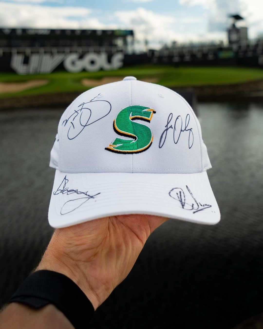 ルイ・ウーストハウゼンさんのインスタグラム写真 - (ルイ・ウーストハウゼンInstagram)「GIVEAWAY !! Win my personal Stinger hat signed by myself, Charl Schwartzel, Branden Grace and Dean Burmester🏌️‍♂️🇿🇦  To Enter:  - Follow @stingergc_ - Like this post ❤️  - Tag 2 friends in the comments 💬  #LIVGolf #StingerGC」7月7日 2時53分 - louisoosthuizen57