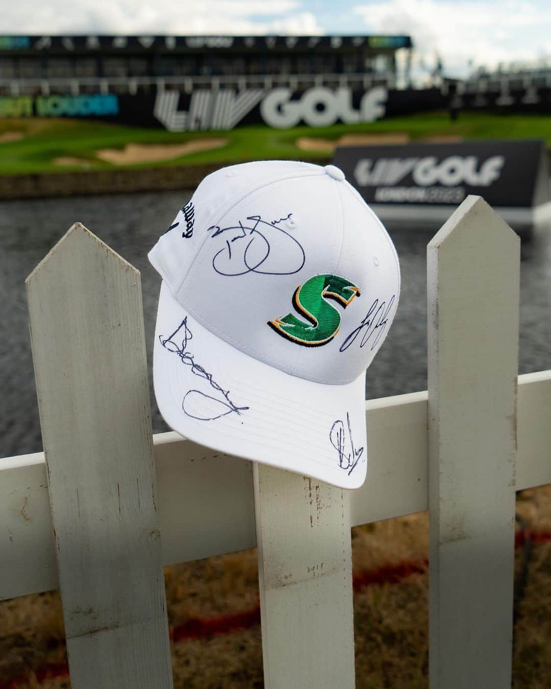 ルイ・ウーストハウゼンさんのインスタグラム写真 - (ルイ・ウーストハウゼンInstagram)「GIVEAWAY !! Win my personal Stinger hat signed by myself, Charl Schwartzel, Branden Grace and Dean Burmester🏌️‍♂️🇿🇦  To Enter:  - Follow @stingergc_ - Like this post ❤️  - Tag 2 friends in the comments 💬  #LIVGolf #StingerGC」7月7日 2時53分 - louisoosthuizen57