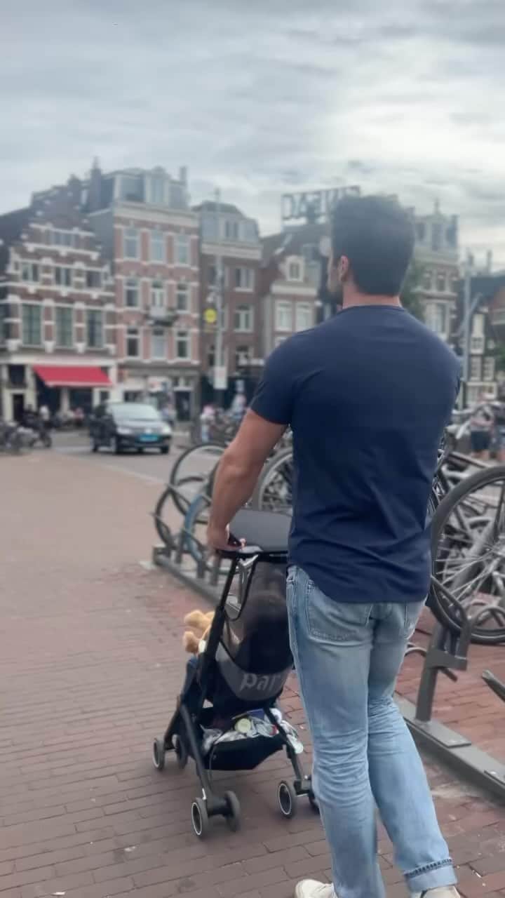 ブラント・ドーハティのインスタグラム：「Amsterdam @luxurysuitesamsterdam」