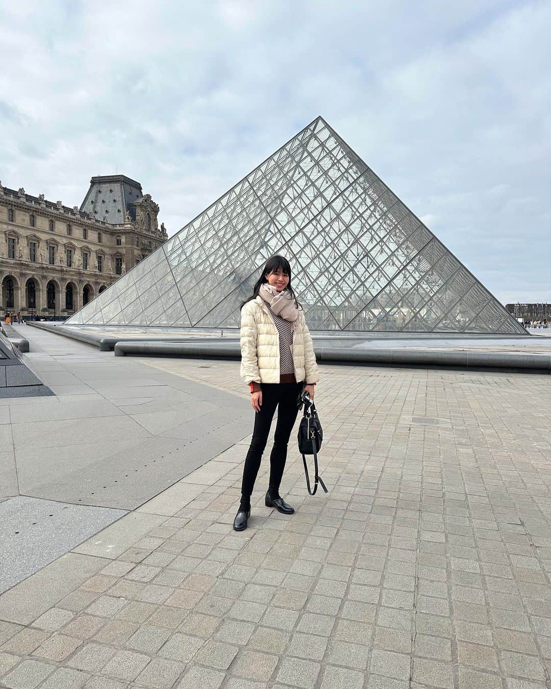 岩間夏美さんのインスタグラム写真 - (岩間夏美Instagram)「. . パリ　オフショット📷 ルーブル美術館前  パリコレが終わって 帰国前に駆け込んだのですが この日はパリで ストライキが起きていて 入ることはできませんでした😭  でも記念にと思って前まで行ったら 同じ観光できていた ドイツ人の女性の方から 写真撮って欲しいと言われ お互い撮り合いっこしました♪  海外はスリが多いとか 携帯は盗られるってイメージあったけど こういう体験ができてほっこりしました☺️  ルーブル美術館は 絶対いつかリベンジする！  ✺ ✳︎ ✺ ✳︎ ✺ ✳︎ ✺ ✳︎ ✺ ✳︎ フリーランスモデルとして活動しています💐 (遠方からのご依頼も受付中)  アパレル、ビューティー、ブライダルなど ショー、撮影、映像、MV対応可能です⸝⋆⸝⋆  ご依頼はDMまたはメールへお願いします▸◂  プロフィールや他の投稿はこちら ⇨ @iwama_natsumi  . . . . . #パリ #🇫🇷 #ルーブル美術館 #束の間パリジェンヌ #写真撮ってる人と繋がりたい #海外一人旅 #海外 #東京カメラ部 #ヨーロッパ旅行 #フランス旅行 #パリコレモデル #日本人モデル #ショーモデル #ショーモデル募集 #高身長女子  #オシャレ着 #パリコレ #高身長女子コーデ #コーディネート #ootd #like４like」7月7日 18時00分 - iwama_natsumi