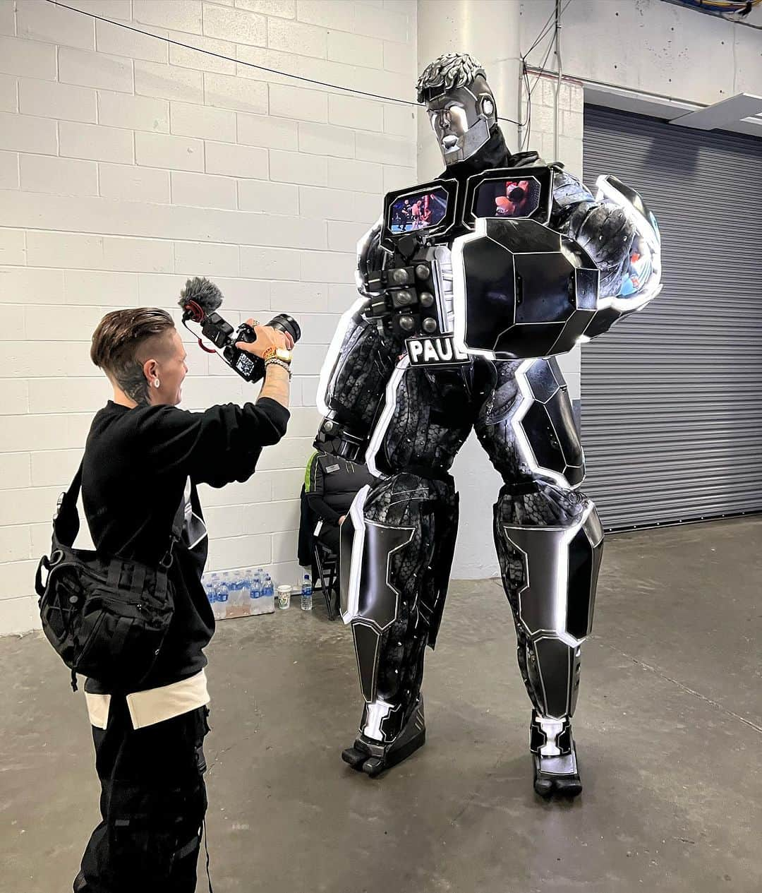 リサ・アンさんのインスタグラム写真 - (リサ・アンInstagram)「#ThrowbackThursday to an unforgettable encounter with @jakepaul "The Problem Bot"  in 2021 with @justtheletterk_img during the @frankgore vs. @dwill8 fight! 💥🥊  #tbt #JakePaul #TheProblemBot #gorewilliams #thereallisaann」7月7日 3時17分 - thereallisaann