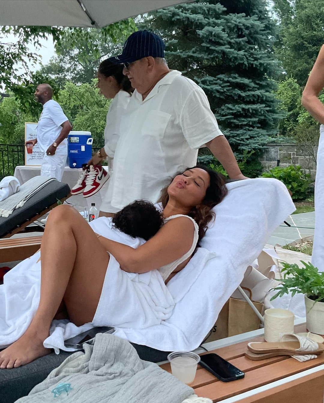エイドリアン・バイロンさんのインスタグラム写真 - (エイドリアン・バイロンInstagram)「a week at home 🌳 @chateauhoughton」7月7日 3時17分 - adriennebailon