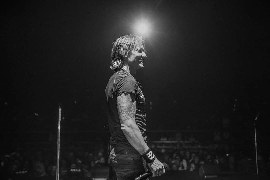 キース・アーバンのインスタグラム：「from the bottom of my heart, thank you Vegas !!! we’ll see you in November ⚡️」