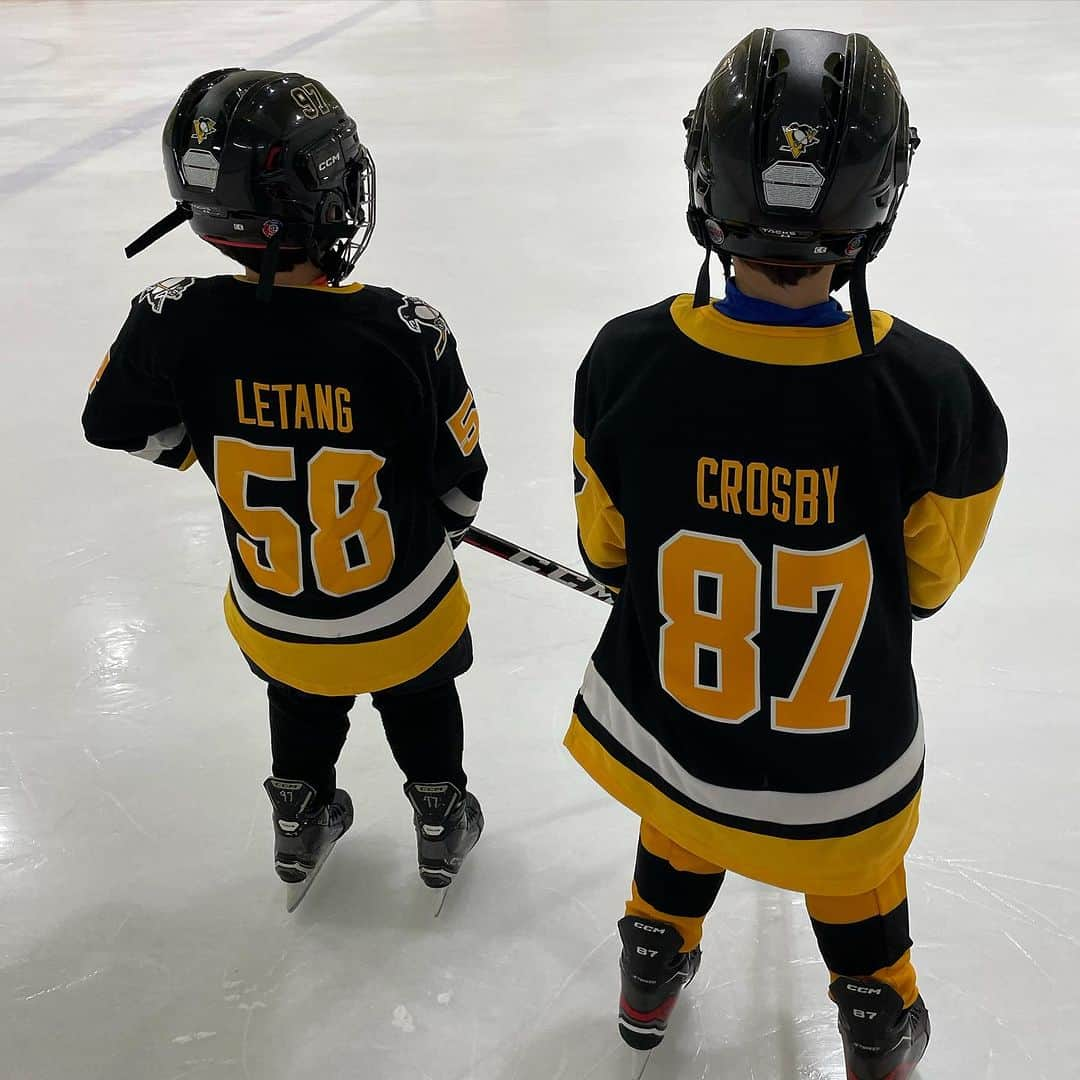 サム・ハミントンのインスタグラム：「The boys repping @penguins at practice. 연습 할때 팽귄스 처럼.」