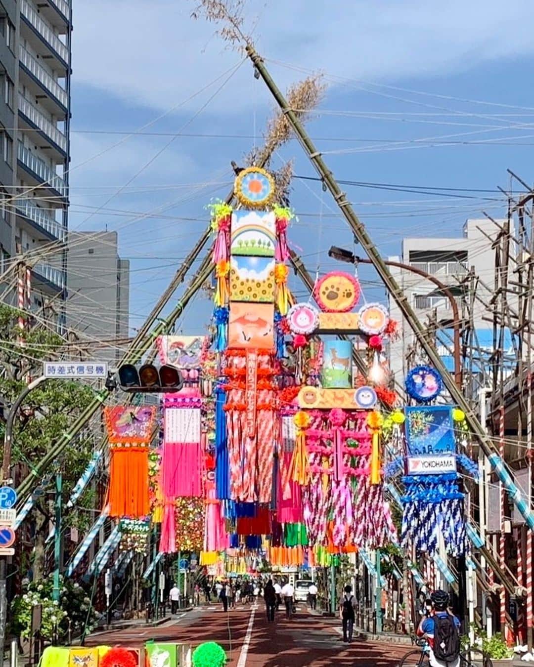 依田司さんのインスタグラム写真 - (依田司Instagram)「7月7日(金) きょう7月7日は七夕の日。そこで、神奈川県平塚市の「湘南ひらつか七夕まつり」の会場からお伝えしました。今年で71回目。 例年200万人もが集まる行事ということもあり、規模が大きいんです。市内全域で３千本もの七夕飾りが飾られ、メイン会場の“湘南スターモール”では道路を埋め尽くすほどの巨大飾り７６本がずーーっと奥まで続きます。年に一度の夏の風物詩、本日から3日間の開催です。  #湘南ひらつか七夕まつり #依田さん #依田司 #お天気検定 #テレビ朝日 #グッドモーニング #気象予報士 #お天気キャスター #森林インストラクター #グリーンセイバーアドバンス #プロジェクトワイルド #IPCC伝導者 #japan #japantrip #japantravel #unknownjapan #japanAdventure #japanlife #lifeinjapan #instagramjapan #instajapan #療癒 #ilovejapan #weather #weathercaster #weatherforecast」7月7日 8時48分 - tsukasa_yoda