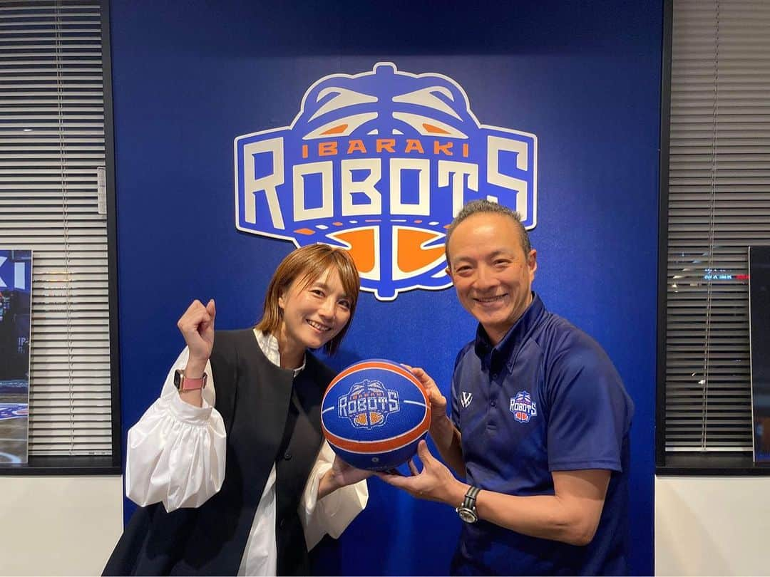 細田阿也さんのインスタグラム写真 - (細田阿也Instagram)「@ibarakirobots  #茨城ロボッツ  山村さんっ！ 私が10代だった頃 BS朝日 #土曜日の原宿 にて お世話になり支えてくださり  ご縁巡り巡って 茨城放送と同じ社屋にいらっしゃりご挨拶できた嬉しさですよ！  ホーム感で招いてくださり ありがとうございました！  @muzzi_suzuki  ムッチーさんの勇姿も見守りに試合応援伺えますように⛹️」7月7日 8時49分 - hosodaaya