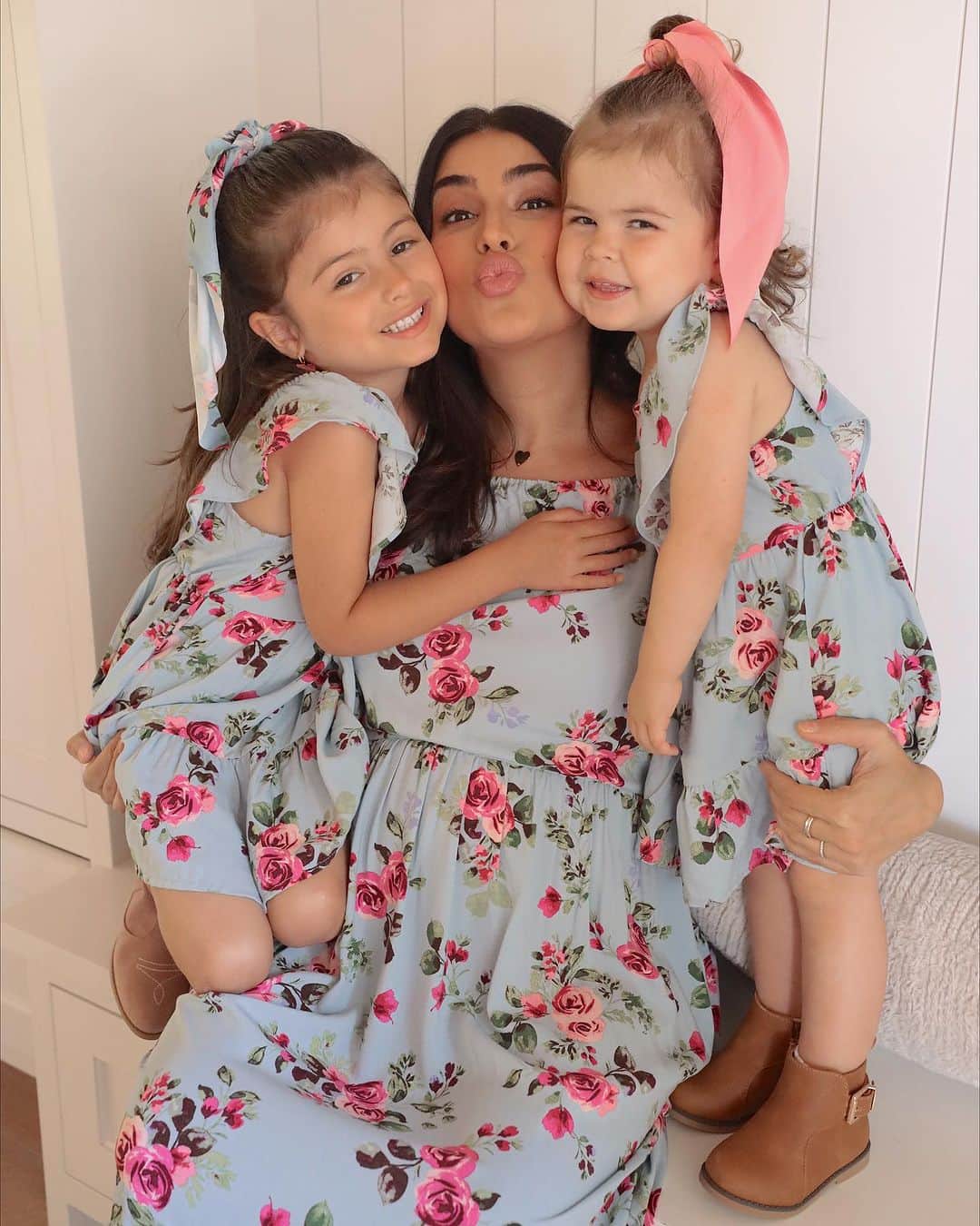 Sazan Hendrixさんのインスタグラム写真 - (Sazan HendrixInstagram)「Motherhood is messy, challenging and crazy but it’s also really sweet, exciting and FUN. I realize matching with the girls is a short-lived season so I’m soaking it up while I can! All of these fun and versatile looks are from @childrensplace back-to-school collection 💖✨ Linking on stories. & Plz swipe to see the cutest smiles ever. 🥹 #ad #mommyandme」7月7日 3時23分 - sazan