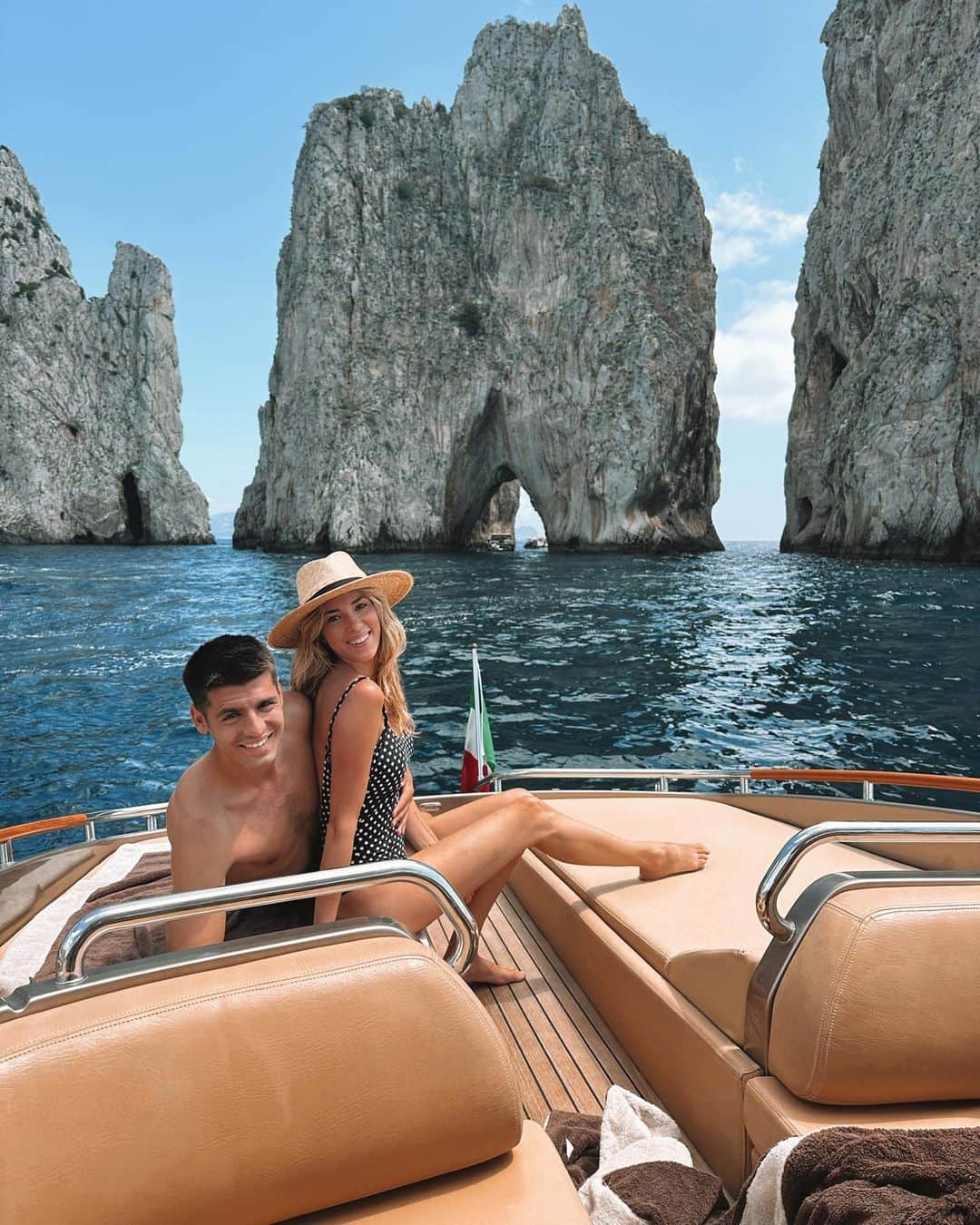 アルバロ・モラタのインスタグラム：「Ultime foto di Capri ♥️」