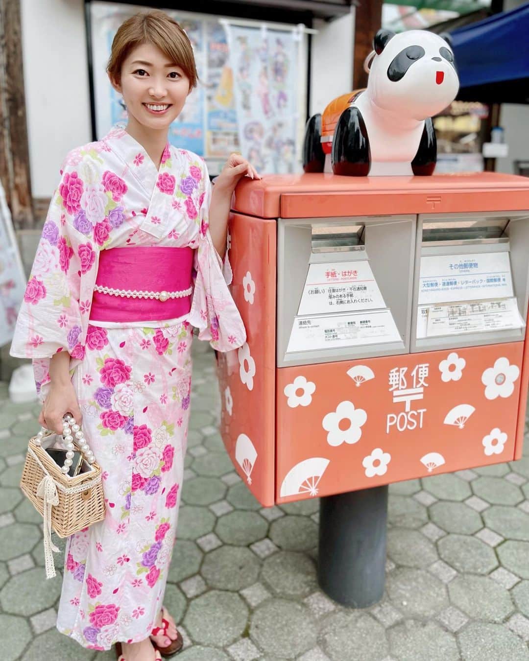 のインスタグラム：「七夕🎋ですね…♡ 七夕画像ないかなーと探してたら🔍 笹の葉🎋好物のパンダ🐼発見して * カメラロールを“パンダ”で検索したら 2018年にオービィ横浜で撮った 笑ゥせぇるすまんみたいな 🐼supArnaパンダが1枚だけヒットして笑った😂 * 七夕🎋にお願いしたい事は山ほどあるけれど とにかく毎日爆笑の楽しい日々さえ過ごせれば それで大満足です♡   #浅草 #着物 #着物女子 #ootd #浴衣女子 #着物ヘア #着物ヘアアレンジ #着物コーディネート #着物姿 #浴衣着物レンタル #浅草着物 #着物コーデ  #浅草寺 #雷門#きものレンタル麗浅草店 #きものレンタル麗 #七夕」