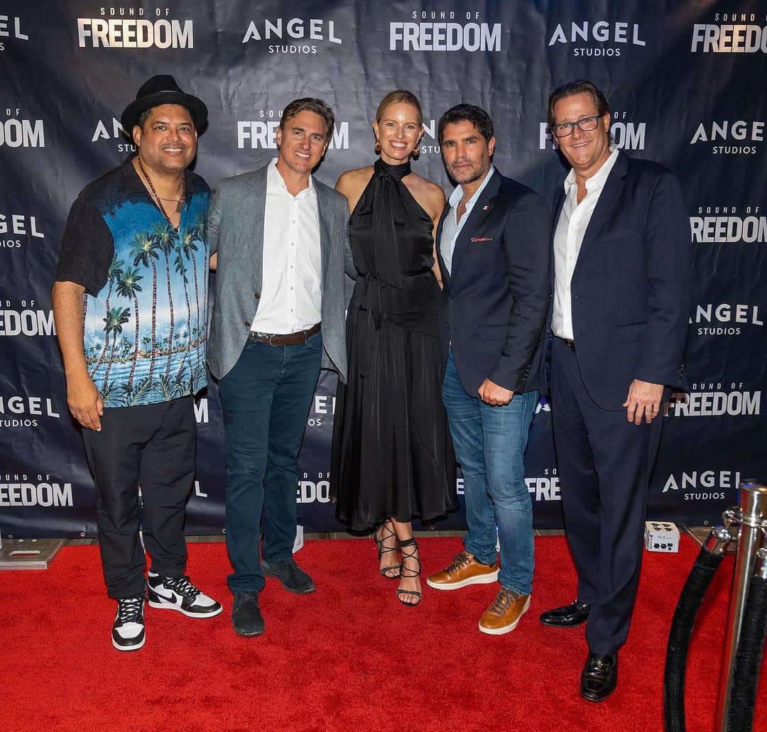 カロリナ・クルコヴァのインスタグラム：「So very proud of my husband being a part of the team that produced @soundoffreedommovie. I love that this important piece of work is the number one movie in America, especially after the hard work and persistence it took to bring much needed and deserved light to this dark topic.   Please make sure you make the time to see it, your heart will be changed.   Check your local listings and get tickets today:)」