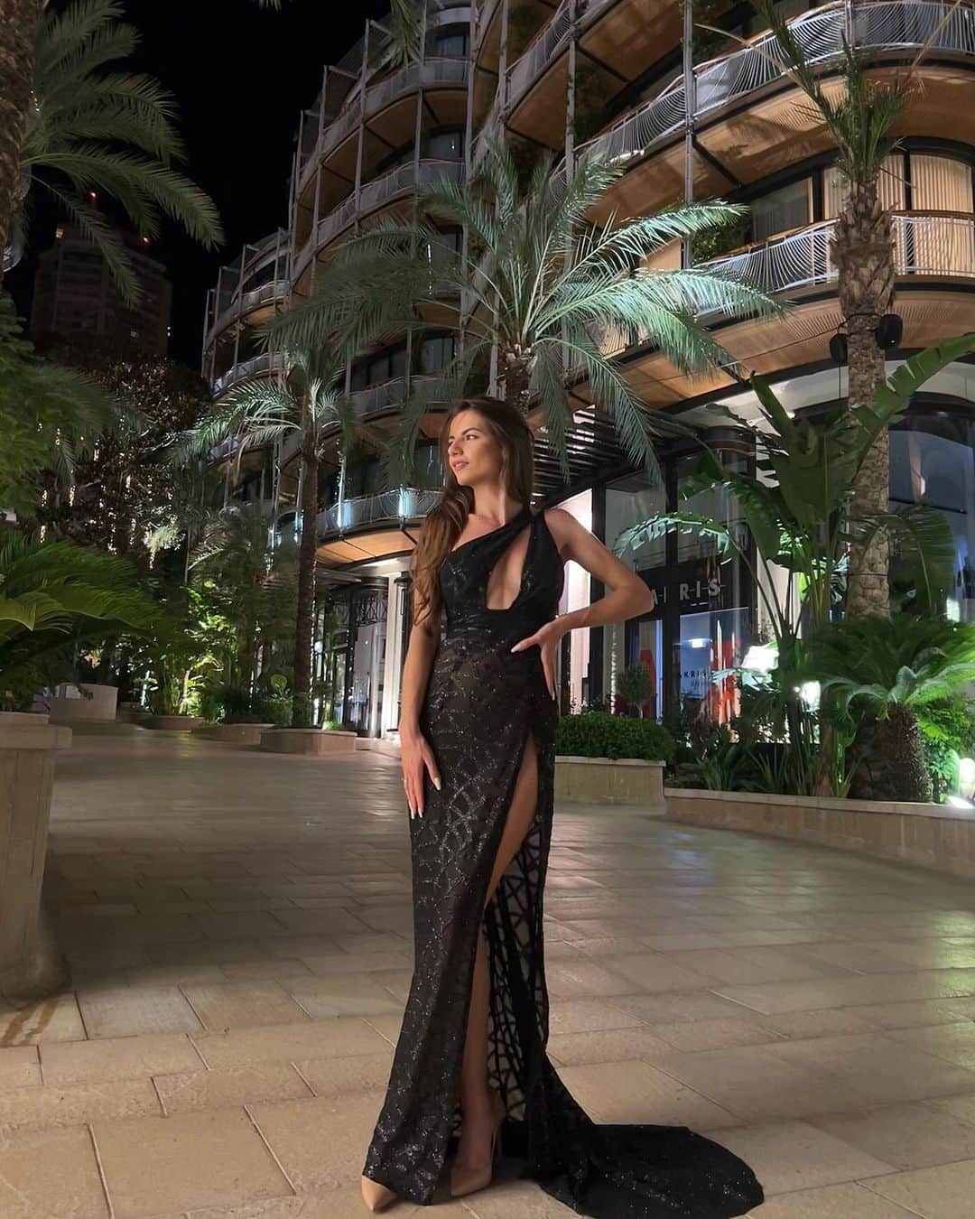 Karolina Bojarさんのインスタグラム写真 - (Karolina BojarInstagram)「A night to remember ❤️‍🔥  Bombshell dress by @madonna_atelier 💣  #CasinoRoyale #MonteCarlo #Monaco #datenight #classy」7月7日 3時29分 - bojarmeow