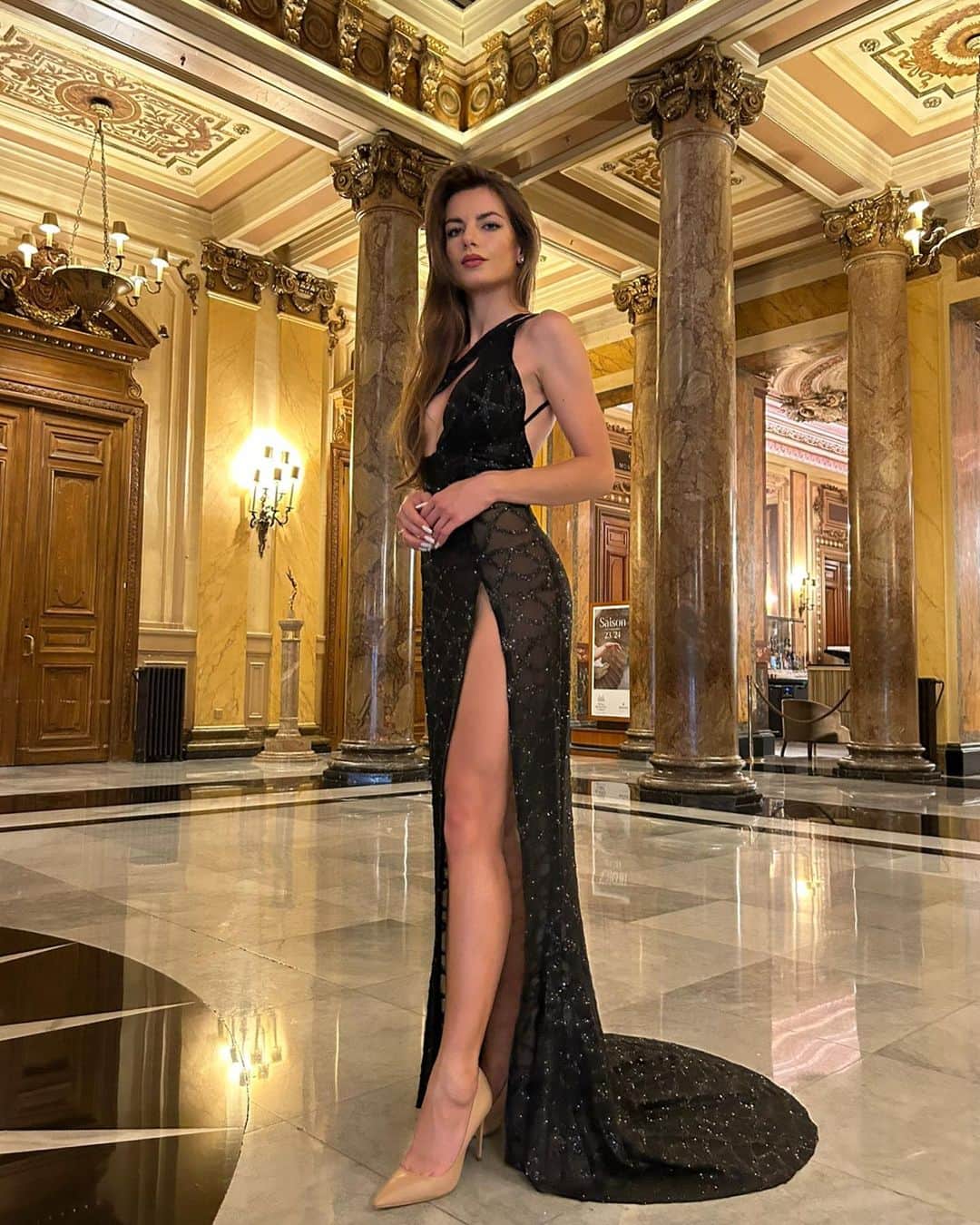 Karolina Bojarのインスタグラム：「A night to remember ❤️‍🔥  Bombshell dress by @madonna_atelier 💣  #CasinoRoyale #MonteCarlo #Monaco #datenight #classy」