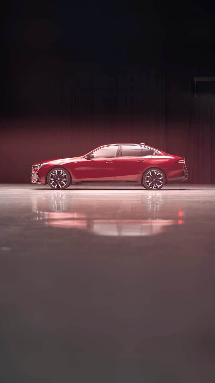 BMWのインスタグラム：「Glisten to the ⚡️ beat.   The new BMW i5 M60. 100% Electric. #THENEWi5 #THEi5 #BMW #BMWi #BornElectric #BMWElectric __ BMW i5 M60 xDrive*: Combined power consumption: 20.6–18.2 kWh/100 km. Combined CO2 emissions: 0 g/km. Electric range: 455–516 kilometers. All data according to WLTP. * Preliminary data; no homologation figures available yet. Further info: www.bmw.com/disclaimer」
