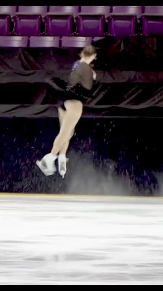 コートニー・ヒックスのインスタグラム：「Triple loop from my short! I love this entry and exit, thanks @jomosk8 !  . . . . #iceskater #iceskate #iceskating #figureskater #figureskate #figureskating #figureskating_amazing #lutz #triplejump #morning #fypage #fypシ #foryou #foryoupage #usfigureskating #isu #reels #pretty #athletesofinstagram #athlete #jacksonultima #johnwilson #jumps #explorepage #explore #фигурноекатани」