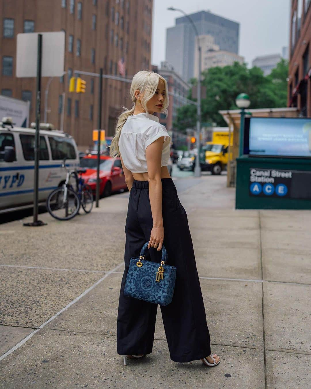 Yukiさんのインスタグラム写真 - (YukiInstagram)「City living ♥️   Outfit details:  Top @lacademie_ @revolve  Pants @commense.official  Purse @dior @luxedujour  Shoes: @rayethelabel via Revolve   #dioraddict #denimbag #nyfashion #nyc #nycblogger #nyfashionblogger #nycblogger #revolve #revolveme」7月7日 3時34分 - yukibomb