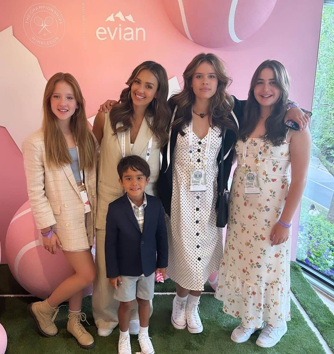 ジェシカ・アルバさんのインスタグラム写真 - (ジェシカ・アルバInstagram)「& our #fam summer vacay has officially begun 🇬🇧 thank you @evianwater for having us! Hayes table tennis game on point! And the sweets bar was a hit with the kiddos!   Congrats to all of the amazing players @wimbledon 👏🏽🎾 @katiecboulter it was awesome watching you play! 😍🏆」7月7日 3時44分 - jessicaalba