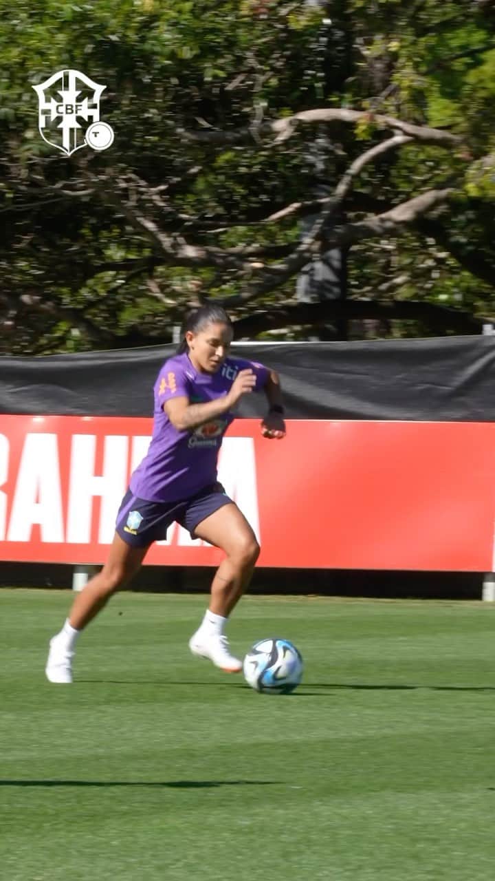 のインスタグラム：「O trabalho não para💪🇧🇷  Confira as imagens do primeiro treino com bola⚽ da #SeleçãoFeminina desta quinta-feira (6), em Gold Coast, na Austrália 🇦🇺  Estamos juntos #PelaPrimeira Estrela!⭐️  Link nos stories!   🎥 @phabiobry / @jo.marconne / CBF TV」