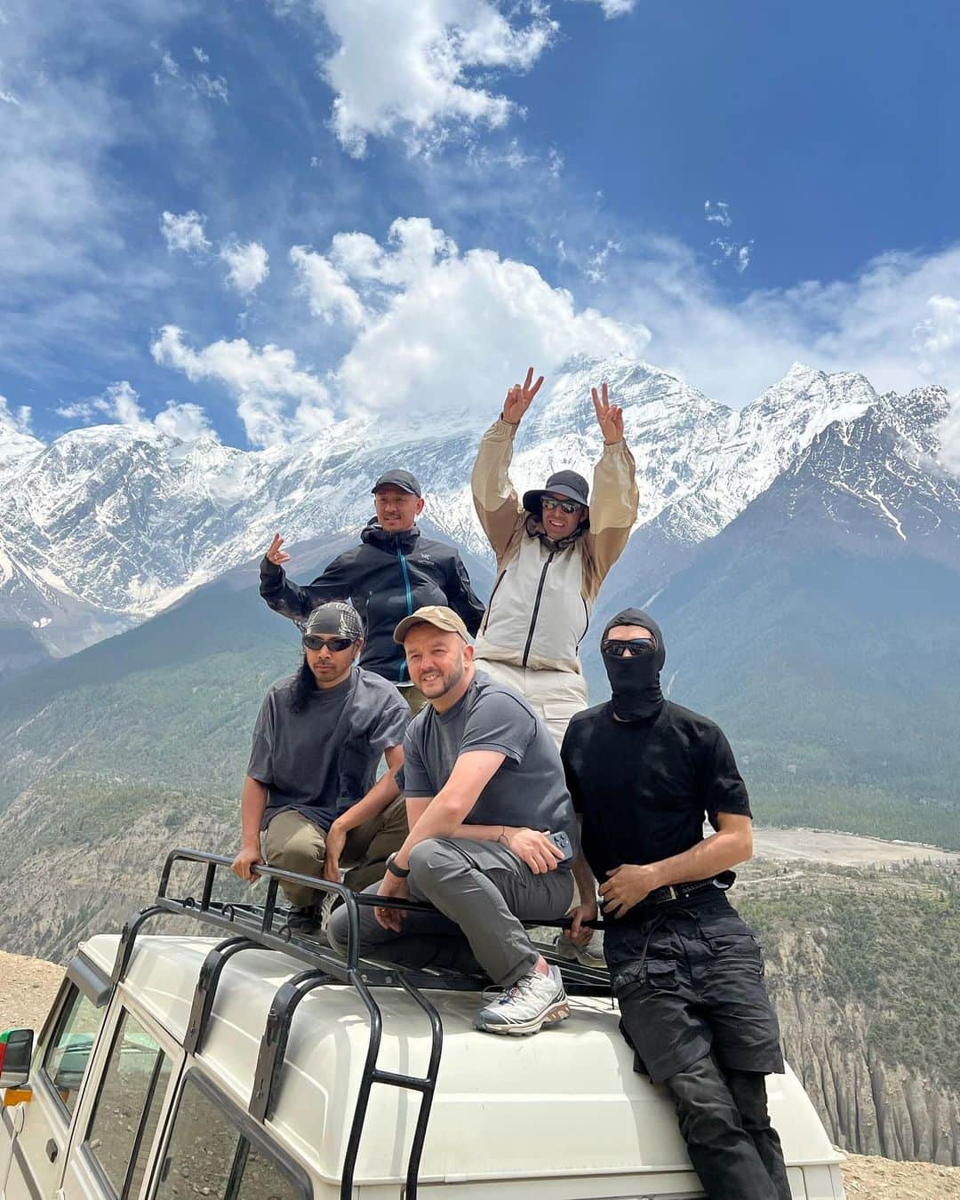 ジョン エリオットのインスタグラム：「Crew shot from 11,000 feet.🇳🇵」