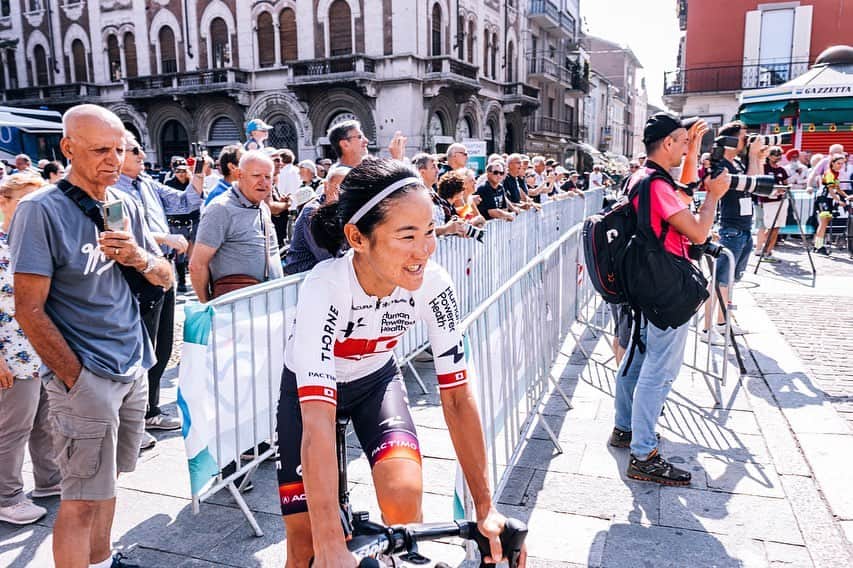 與那嶺恵理のインスタグラム：「Ciao 👋🏻 7days in Italy 🇮🇹👢We are off to Sardegna Island 🇮🇹🏝!!!! One rest day & last 2stages 🤘🏻 . . My 2023 @girodonneofficial is better start than I expected😬, tough to survive in the mid days than I expected 🫠 I’ll see last 2 days in Sardegna 👀 . . Also I’m looking forward landing on Sardegna Island 🏝 It must be soooo beautiful!!  . . 📸: @oskarsbrook  #今日のエリさん　#HumanPoweredHealth」