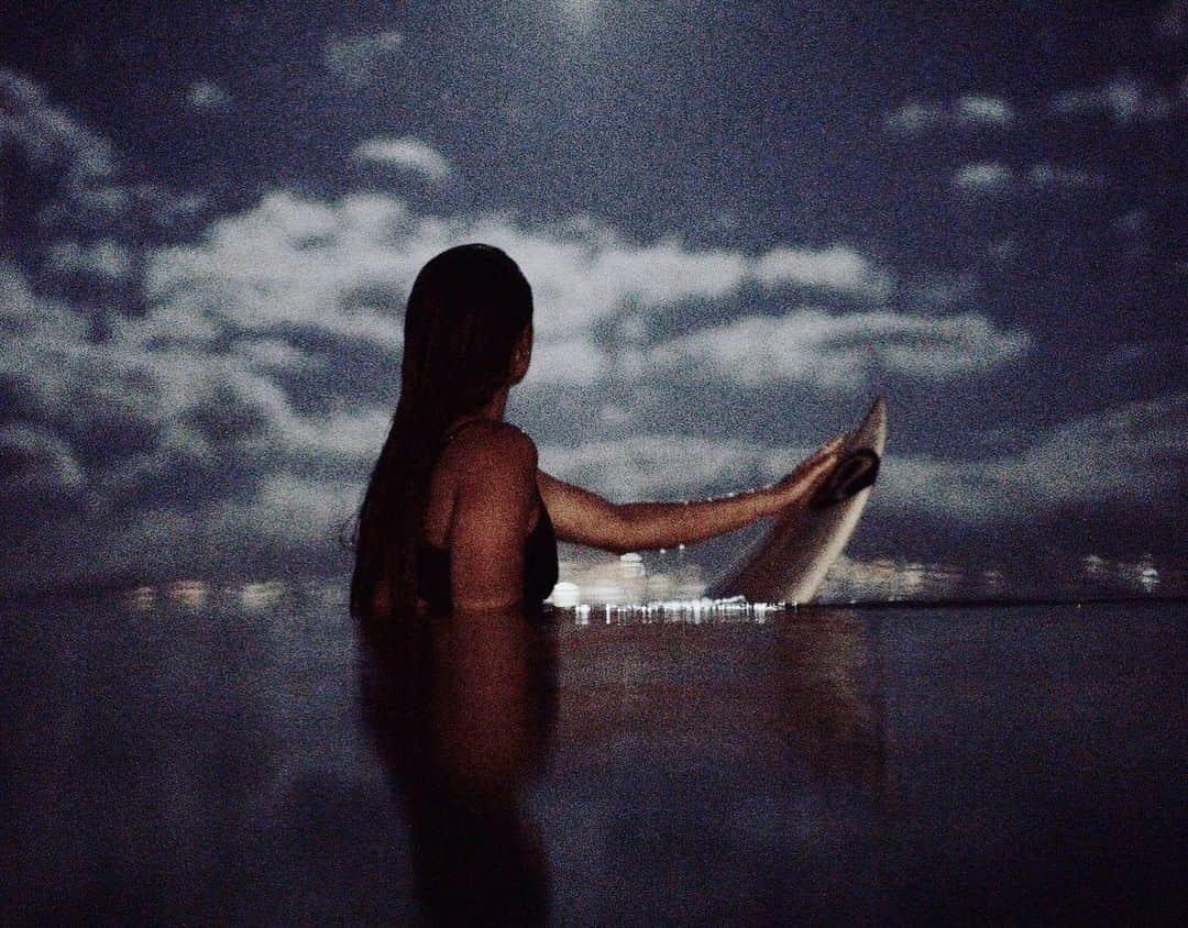 マリア・マニュエルのインスタグラム：「under the moon somewhere below the equator 🌝」