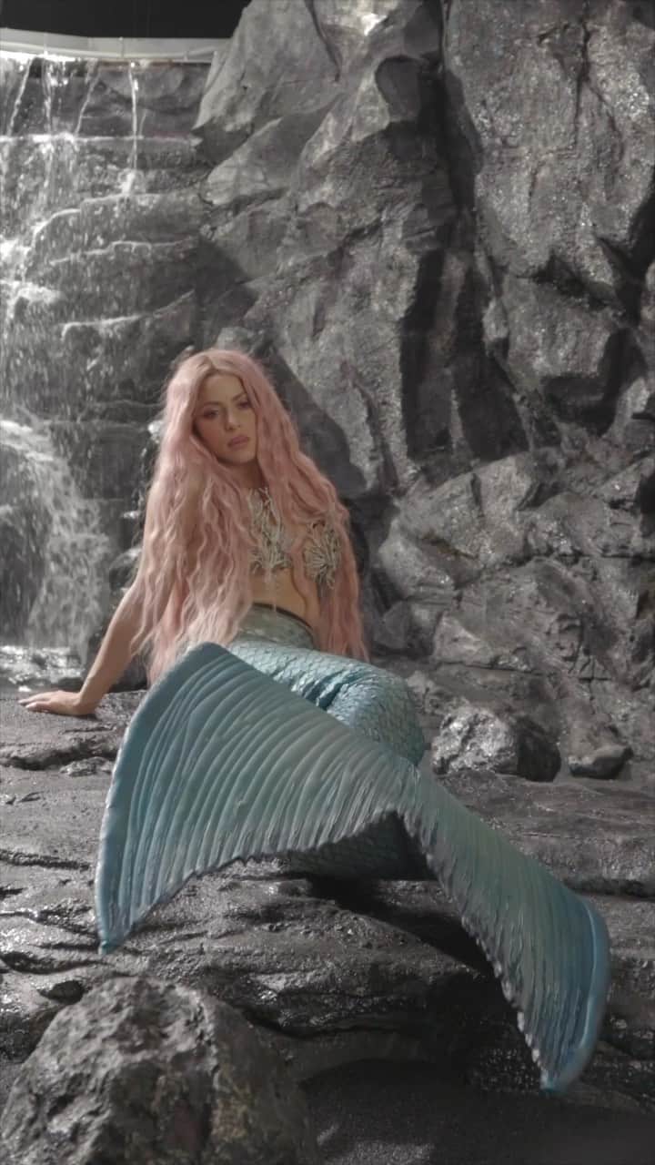 シャキーラのインスタグラム：「Behind the scenes of the #CopaVacía music video with @shakira and @manuelturizo 🧜‍♀️」