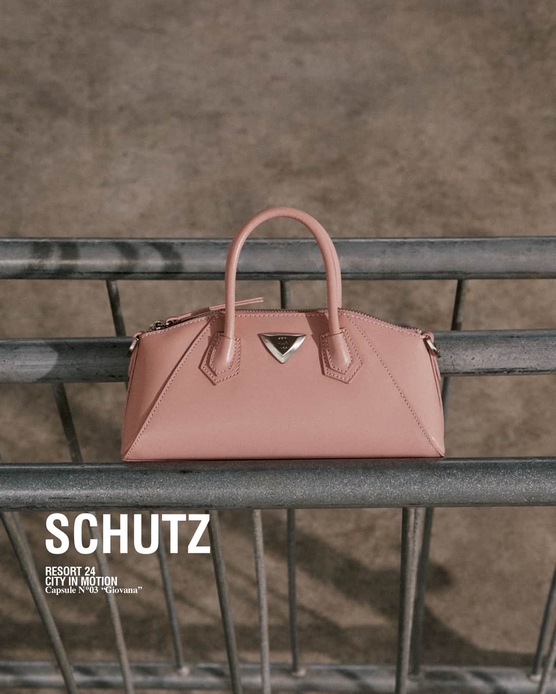 Schutzさんのインスタグラム写真 - (SchutzInstagram)「A Giovanna bag traz uma estética minimal chic, com um shape moderno. So Classy!  #Schutz #SchutzResort24 #BagGiovanna」7月7日 4時00分 - schutzoficial