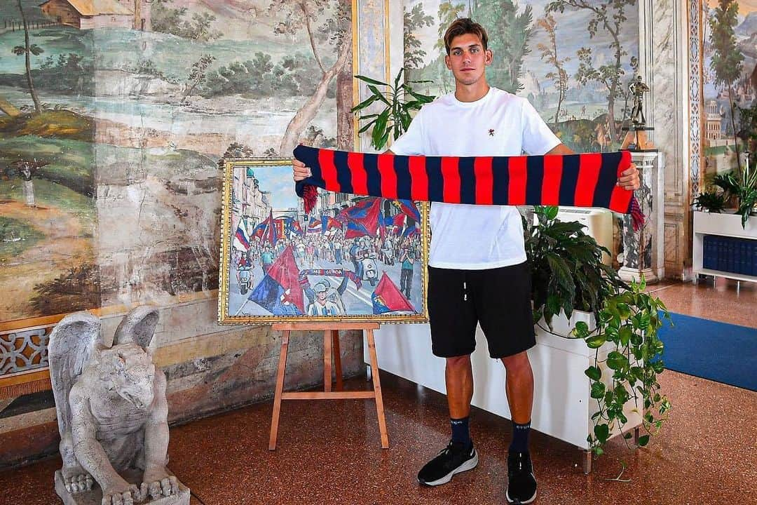 ダニエレ・ソンマリーヴァのインスタグラム：「Contentissimo e orgoglioso di essere tornato @genoacfc 🪢🔴🔵」