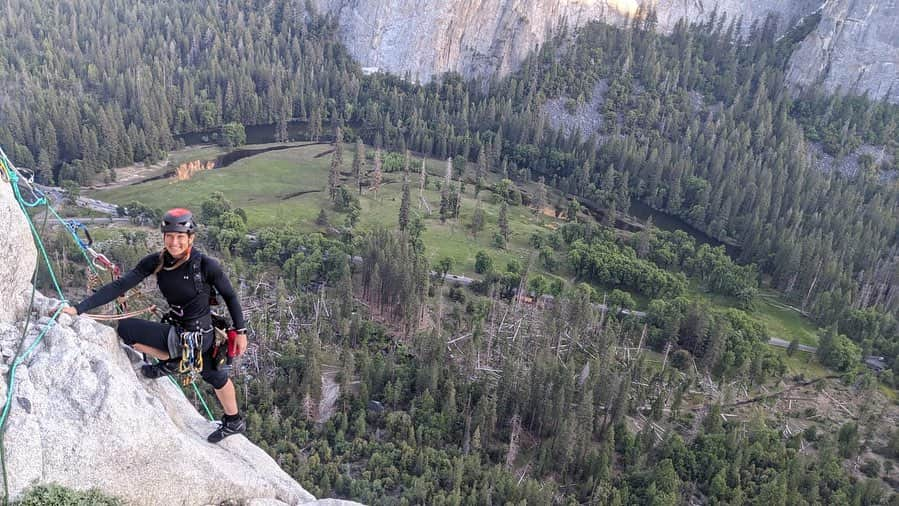 ジェシー・グラフさんのインスタグラム写真 - (ジェシー・グラフInstagram)「OMG This is my new life now!!! So grateful to @hansflorine for inviting me out to #Yosemite to experience some big walls!  I got to follow 9 pitches on the east buttress of middle cathedral. And jugged up the #freeblast behind Hans and @bill.climbingadventures . I Knew i would love being on the wall over 1000 feet high (we finished at Mammoth Terraces). But I had no idea how much I would love learning about the gear and rope management! 😂. I’m hooked for life and need to do this all the time now!  Thanks Hans and Bill, for a life changing experience!」7月7日 4時16分 - jessiegraffpwr