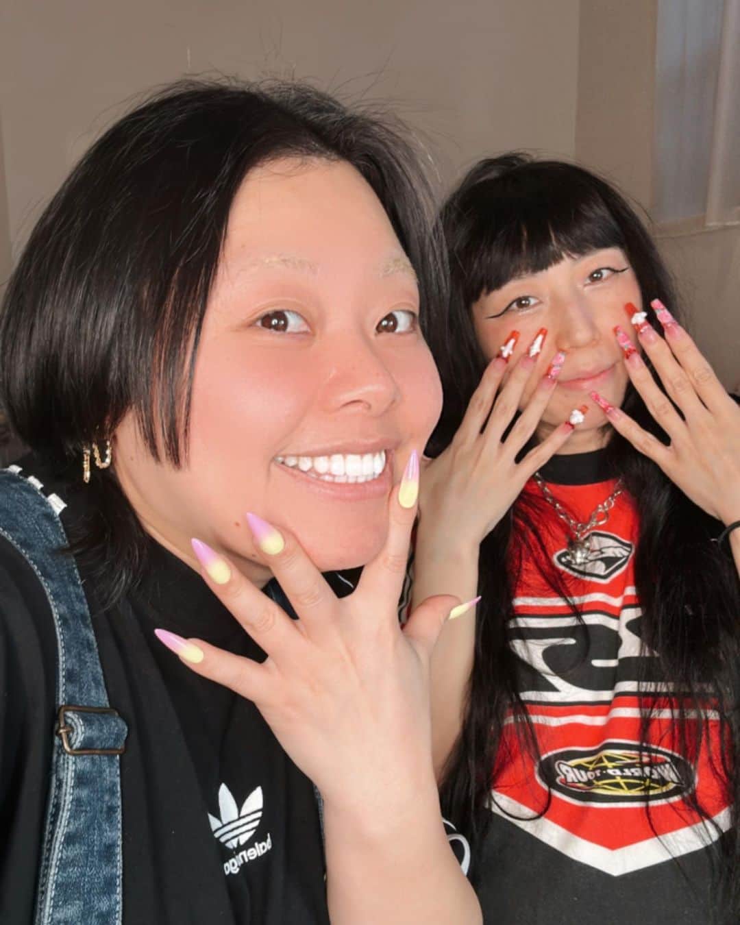 Mei Kawajiriのインスタグラム：「I make nails for her💅 and She makes me laughing so much🤣🩷 @watanabenaomi703 🩵」