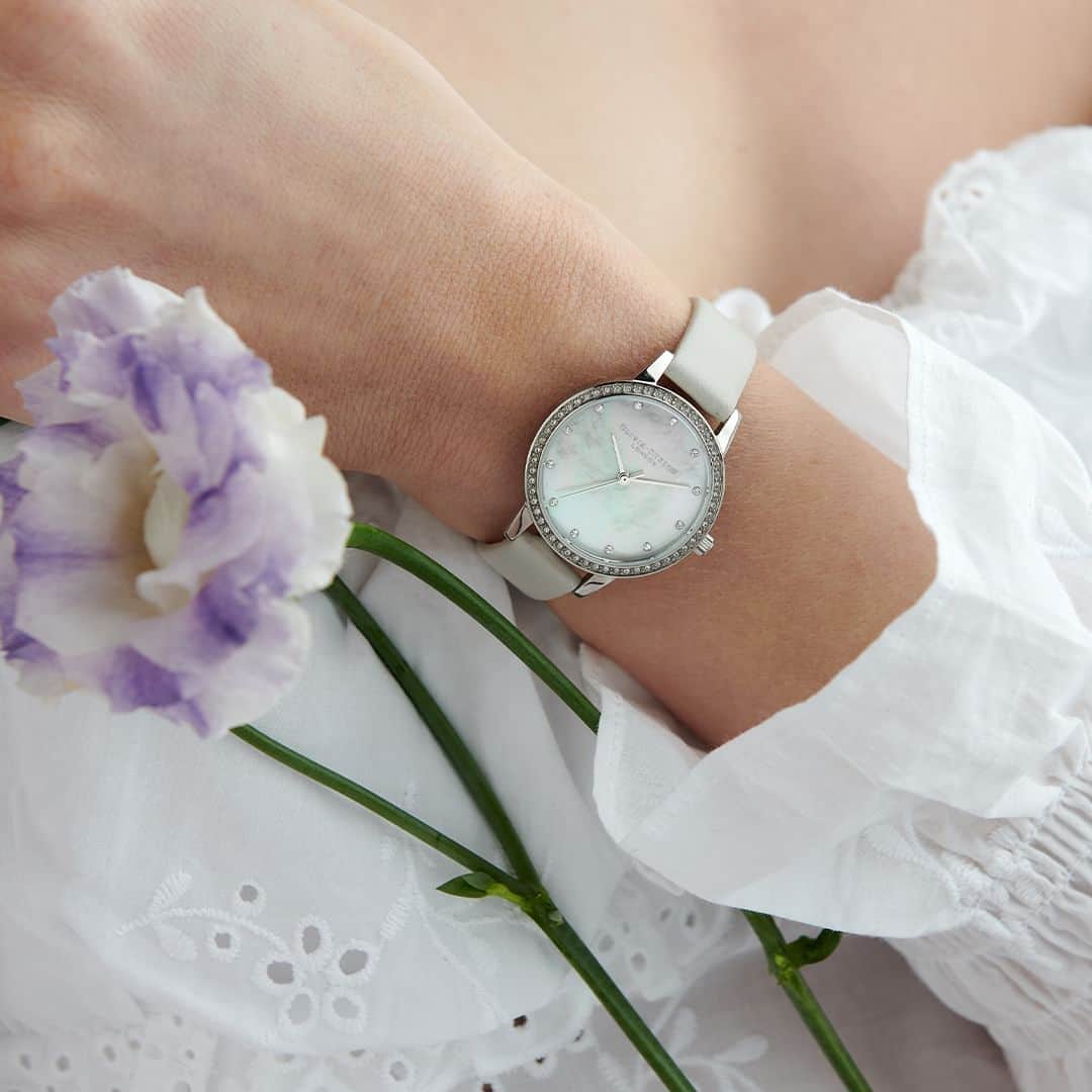 Olivia Burtonのインスタグラム：「Classics will forever be classic 🤍  Our Silver & Blush Leather Strap watch has a mother-of-pearl dial that will never go out of fashion.  Shop our summer sale today #linkinbio」