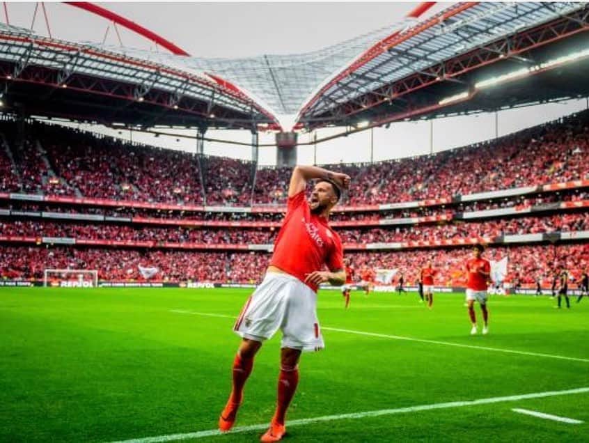 ハリス・セフェロヴィッチさんのインスタグラム写真 - (ハリス・セフェロヴィッチInstagram)「🇵🇹Obrigado por esta fantástica aventura meu Sport Lisboa e Benfica! @slbenfica Fui muito feliz como jogador do Benfica e o sentimento que tenho pelo Clube é meu para sempre 🙌❤️ Obrigado a este fantástico país que foi um lar para mim e para a minha Família durante 5 anos. Vivi em Lisboa anos marcantes na minha vida, dentro e fora de campo, que jamais esquecerei. Obrigado a todos os meus Treinadores, companheiros de equipa, a todos os que estão no "Seixal" dia após dia, por terem feito parte da minha vida e me ajudado a crescer como Jogador e ser humano. Um agradecimento especial a todos os Benfiquistas que estiveram ao meu lado nos bons e nos momentos menos bons, foram 5 anos fantásticos que passei com todos vocês!  Vesti a camisola do Benfica com muita honra e orgulho, lutei e dei sempre o meu melhor, sei que dei tudo pelo Clube.  O Benfica e Portugal fazem e farão para sempre parte da minha vida.  Juntos comemoramos muitas vitórias, golos e Títulos que levarei para sempre em minha memória. Todos os momentos e cada um de vocês sempre terão um lugar especial em meu coração.  Saio como jogador mas sou um Benfiquista para a vida.  Obrigado! Um abraço grande. Benfica sempre! ❤️🦅  🇬🇧Thank you for this fantastic adventure my Sport Lisboa e Benfica! Thank you to this beautiful country for giving my family and me a home for 5 years. On and off the pitch. Thank you to all my coaches, stuff members, teammates, to everyone who is in “Seixal“day by day, for making this player and person out of me who I am today and a special thanks goes out to all benfiquistas who stood by my side in good and bad! This was a great 5 years I spent with all of you! I wore this shirt with a big honor and pride, i faught for it and always gave my best. Sometimes it worked better sometimes less. But I always put out my everything. Benfica and Portugal will forever be a big part of my professional and privat life. Together we celebrated a lot of victories, goals and titles which I will cherish forever in my memories. All these Moments and each and everyone of you will forever have a special place in my heart. I may be leaving as a player but you gained in me a benfiquista for life! ❤️🦅」7月7日 4時48分 - harisseferovic