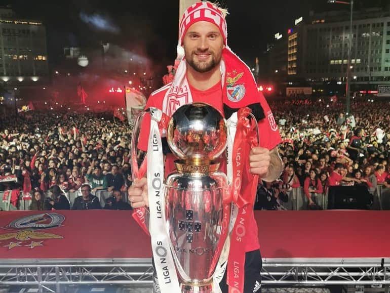 ハリス・セフェロヴィッチさんのインスタグラム写真 - (ハリス・セフェロヴィッチInstagram)「🇵🇹Obrigado por esta fantástica aventura meu Sport Lisboa e Benfica! @slbenfica Fui muito feliz como jogador do Benfica e o sentimento que tenho pelo Clube é meu para sempre 🙌❤️ Obrigado a este fantástico país que foi um lar para mim e para a minha Família durante 5 anos. Vivi em Lisboa anos marcantes na minha vida, dentro e fora de campo, que jamais esquecerei. Obrigado a todos os meus Treinadores, companheiros de equipa, a todos os que estão no "Seixal" dia após dia, por terem feito parte da minha vida e me ajudado a crescer como Jogador e ser humano. Um agradecimento especial a todos os Benfiquistas que estiveram ao meu lado nos bons e nos momentos menos bons, foram 5 anos fantásticos que passei com todos vocês!  Vesti a camisola do Benfica com muita honra e orgulho, lutei e dei sempre o meu melhor, sei que dei tudo pelo Clube.  O Benfica e Portugal fazem e farão para sempre parte da minha vida.  Juntos comemoramos muitas vitórias, golos e Títulos que levarei para sempre em minha memória. Todos os momentos e cada um de vocês sempre terão um lugar especial em meu coração.  Saio como jogador mas sou um Benfiquista para a vida.  Obrigado! Um abraço grande. Benfica sempre! ❤️🦅  🇬🇧Thank you for this fantastic adventure my Sport Lisboa e Benfica! Thank you to this beautiful country for giving my family and me a home for 5 years. On and off the pitch. Thank you to all my coaches, stuff members, teammates, to everyone who is in “Seixal“day by day, for making this player and person out of me who I am today and a special thanks goes out to all benfiquistas who stood by my side in good and bad! This was a great 5 years I spent with all of you! I wore this shirt with a big honor and pride, i faught for it and always gave my best. Sometimes it worked better sometimes less. But I always put out my everything. Benfica and Portugal will forever be a big part of my professional and privat life. Together we celebrated a lot of victories, goals and titles which I will cherish forever in my memories. All these Moments and each and everyone of you will forever have a special place in my heart. I may be leaving as a player but you gained in me a benfiquista for life! ❤️🦅」7月7日 4時48分 - harisseferovic