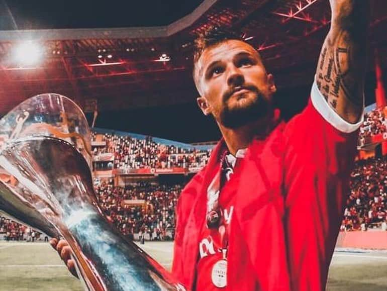 ハリス・セフェロヴィッチさんのインスタグラム写真 - (ハリス・セフェロヴィッチInstagram)「🇵🇹Obrigado por esta fantástica aventura meu Sport Lisboa e Benfica! @slbenfica Fui muito feliz como jogador do Benfica e o sentimento que tenho pelo Clube é meu para sempre 🙌❤️ Obrigado a este fantástico país que foi um lar para mim e para a minha Família durante 5 anos. Vivi em Lisboa anos marcantes na minha vida, dentro e fora de campo, que jamais esquecerei. Obrigado a todos os meus Treinadores, companheiros de equipa, a todos os que estão no "Seixal" dia após dia, por terem feito parte da minha vida e me ajudado a crescer como Jogador e ser humano. Um agradecimento especial a todos os Benfiquistas que estiveram ao meu lado nos bons e nos momentos menos bons, foram 5 anos fantásticos que passei com todos vocês!  Vesti a camisola do Benfica com muita honra e orgulho, lutei e dei sempre o meu melhor, sei que dei tudo pelo Clube.  O Benfica e Portugal fazem e farão para sempre parte da minha vida.  Juntos comemoramos muitas vitórias, golos e Títulos que levarei para sempre em minha memória. Todos os momentos e cada um de vocês sempre terão um lugar especial em meu coração.  Saio como jogador mas sou um Benfiquista para a vida.  Obrigado! Um abraço grande. Benfica sempre! ❤️🦅  🇬🇧Thank you for this fantastic adventure my Sport Lisboa e Benfica! Thank you to this beautiful country for giving my family and me a home for 5 years. On and off the pitch. Thank you to all my coaches, stuff members, teammates, to everyone who is in “Seixal“day by day, for making this player and person out of me who I am today and a special thanks goes out to all benfiquistas who stood by my side in good and bad! This was a great 5 years I spent with all of you! I wore this shirt with a big honor and pride, i faught for it and always gave my best. Sometimes it worked better sometimes less. But I always put out my everything. Benfica and Portugal will forever be a big part of my professional and privat life. Together we celebrated a lot of victories, goals and titles which I will cherish forever in my memories. All these Moments and each and everyone of you will forever have a special place in my heart. I may be leaving as a player but you gained in me a benfiquista for life! ❤️🦅」7月7日 4時48分 - harisseferovic