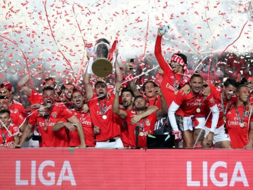 ハリス・セフェロヴィッチさんのインスタグラム写真 - (ハリス・セフェロヴィッチInstagram)「🇵🇹Obrigado por esta fantástica aventura meu Sport Lisboa e Benfica! @slbenfica Fui muito feliz como jogador do Benfica e o sentimento que tenho pelo Clube é meu para sempre 🙌❤️ Obrigado a este fantástico país que foi um lar para mim e para a minha Família durante 5 anos. Vivi em Lisboa anos marcantes na minha vida, dentro e fora de campo, que jamais esquecerei. Obrigado a todos os meus Treinadores, companheiros de equipa, a todos os que estão no "Seixal" dia após dia, por terem feito parte da minha vida e me ajudado a crescer como Jogador e ser humano. Um agradecimento especial a todos os Benfiquistas que estiveram ao meu lado nos bons e nos momentos menos bons, foram 5 anos fantásticos que passei com todos vocês!  Vesti a camisola do Benfica com muita honra e orgulho, lutei e dei sempre o meu melhor, sei que dei tudo pelo Clube.  O Benfica e Portugal fazem e farão para sempre parte da minha vida.  Juntos comemoramos muitas vitórias, golos e Títulos que levarei para sempre em minha memória. Todos os momentos e cada um de vocês sempre terão um lugar especial em meu coração.  Saio como jogador mas sou um Benfiquista para a vida.  Obrigado! Um abraço grande. Benfica sempre! ❤️🦅  🇬🇧Thank you for this fantastic adventure my Sport Lisboa e Benfica! Thank you to this beautiful country for giving my family and me a home for 5 years. On and off the pitch. Thank you to all my coaches, stuff members, teammates, to everyone who is in “Seixal“day by day, for making this player and person out of me who I am today and a special thanks goes out to all benfiquistas who stood by my side in good and bad! This was a great 5 years I spent with all of you! I wore this shirt with a big honor and pride, i faught for it and always gave my best. Sometimes it worked better sometimes less. But I always put out my everything. Benfica and Portugal will forever be a big part of my professional and privat life. Together we celebrated a lot of victories, goals and titles which I will cherish forever in my memories. All these Moments and each and everyone of you will forever have a special place in my heart. I may be leaving as a player but you gained in me a benfiquista for life! ❤️🦅」7月7日 4時48分 - harisseferovic