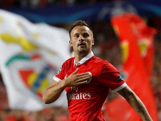 ハリス・セフェロヴィッチさんのインスタグラム写真 - (ハリス・セフェロヴィッチInstagram)「🇵🇹Obrigado por esta fantástica aventura meu Sport Lisboa e Benfica! @slbenfica Fui muito feliz como jogador do Benfica e o sentimento que tenho pelo Clube é meu para sempre 🙌❤️ Obrigado a este fantástico país que foi um lar para mim e para a minha Família durante 5 anos. Vivi em Lisboa anos marcantes na minha vida, dentro e fora de campo, que jamais esquecerei. Obrigado a todos os meus Treinadores, companheiros de equipa, a todos os que estão no "Seixal" dia após dia, por terem feito parte da minha vida e me ajudado a crescer como Jogador e ser humano. Um agradecimento especial a todos os Benfiquistas que estiveram ao meu lado nos bons e nos momentos menos bons, foram 5 anos fantásticos que passei com todos vocês!  Vesti a camisola do Benfica com muita honra e orgulho, lutei e dei sempre o meu melhor, sei que dei tudo pelo Clube.  O Benfica e Portugal fazem e farão para sempre parte da minha vida.  Juntos comemoramos muitas vitórias, golos e Títulos que levarei para sempre em minha memória. Todos os momentos e cada um de vocês sempre terão um lugar especial em meu coração.  Saio como jogador mas sou um Benfiquista para a vida.  Obrigado! Um abraço grande. Benfica sempre! ❤️🦅  🇬🇧Thank you for this fantastic adventure my Sport Lisboa e Benfica! Thank you to this beautiful country for giving my family and me a home for 5 years. On and off the pitch. Thank you to all my coaches, stuff members, teammates, to everyone who is in “Seixal“day by day, for making this player and person out of me who I am today and a special thanks goes out to all benfiquistas who stood by my side in good and bad! This was a great 5 years I spent with all of you! I wore this shirt with a big honor and pride, i faught for it and always gave my best. Sometimes it worked better sometimes less. But I always put out my everything. Benfica and Portugal will forever be a big part of my professional and privat life. Together we celebrated a lot of victories, goals and titles which I will cherish forever in my memories. All these Moments and each and everyone of you will forever have a special place in my heart. I may be leaving as a player but you gained in me a benfiquista for life! ❤️🦅」7月7日 4時48分 - harisseferovic