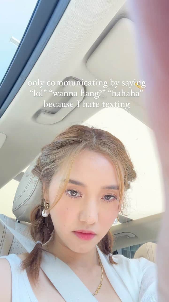 のインスタグラム：「can we please just hang out IRL? 😭」