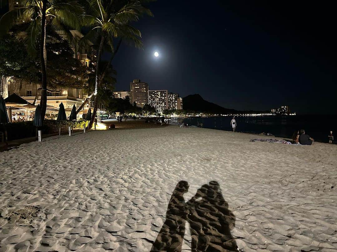 レスリー＝アン・ハフさんのインスタグラム写真 - (レスリー＝アン・ハフInstagram)「Take me back 🏝️🌊🌺」7月7日 5時05分 - leslieannehuff