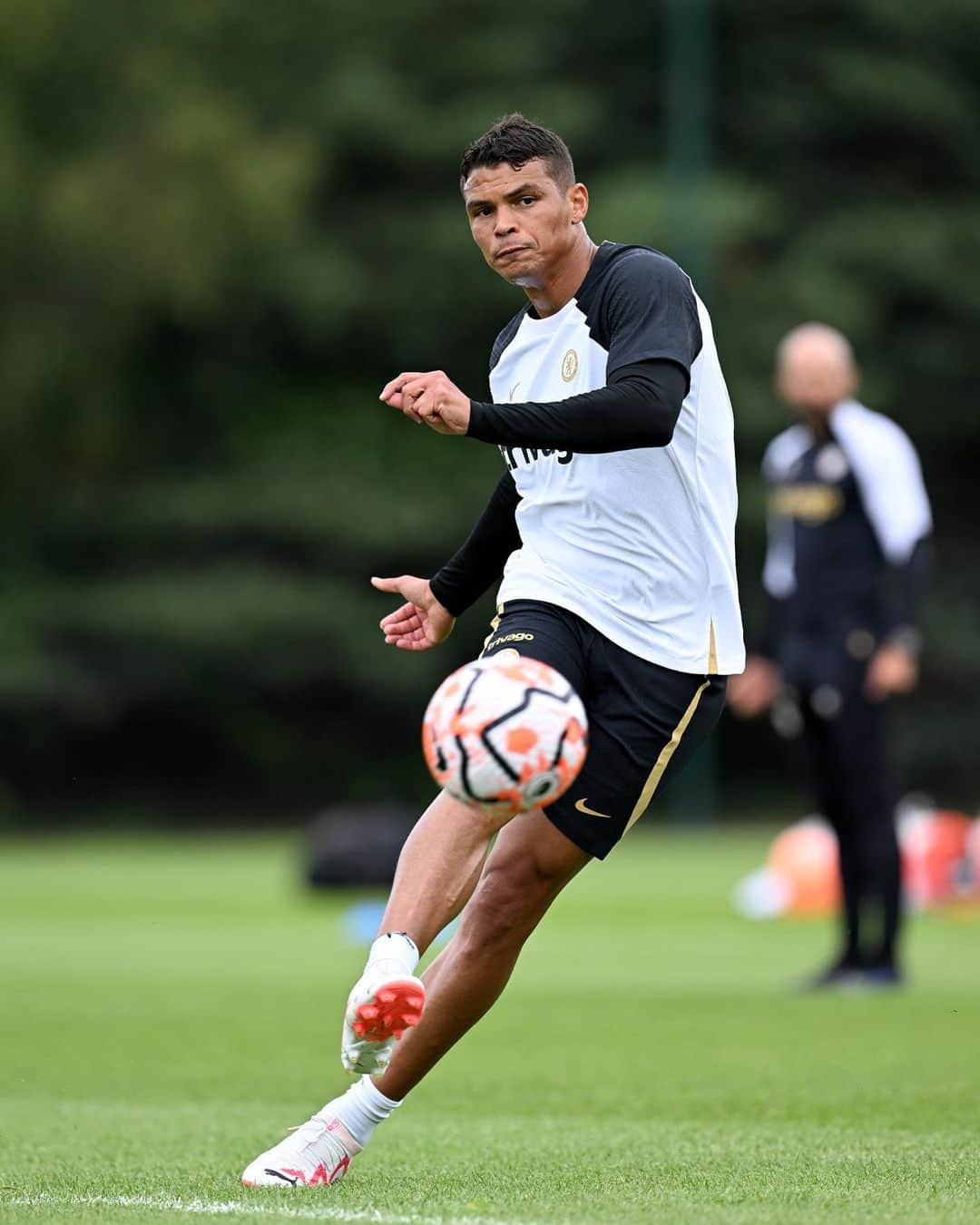 チアゴ・シルヴァさんのインスタグラム写真 - (チアゴ・シルヴァInstagram)「🇧🇷 Dia de treino👊🏽 🇬🇧 Training day 👊🏽 • • • • • #ThiagoSilva #ChelseaFC #CFC #Chelsea #CheNew #StamfordBridge #TS6 #OhhhThiagoSilva  #WeAreBlue #BlueIsTheColour #ChelseaForever #KeepWalking #FamiliaSilva #Cobham」7月7日 5時09分 - thiagosilva