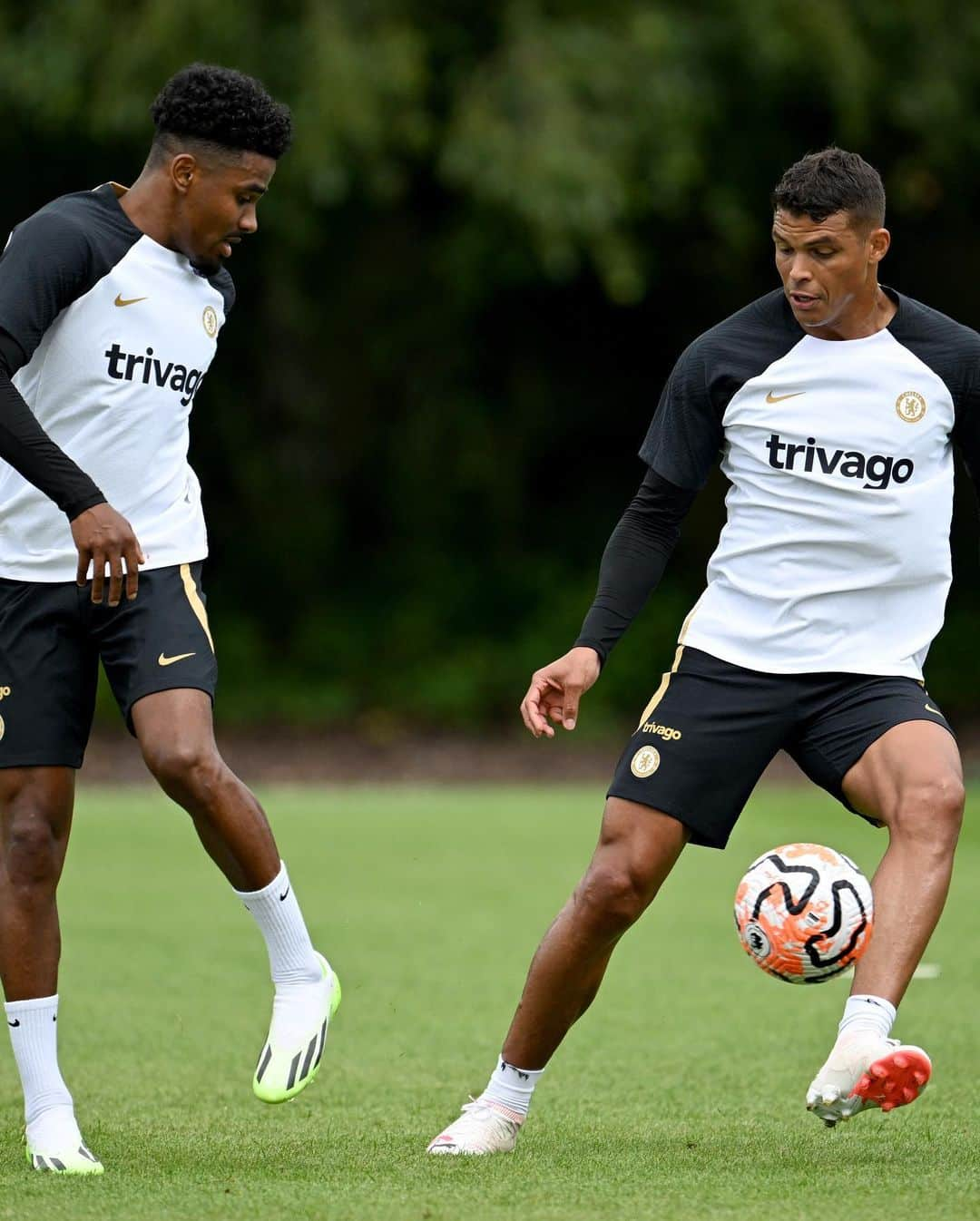 チアゴ・シルヴァさんのインスタグラム写真 - (チアゴ・シルヴァInstagram)「🇧🇷 Dia de treino👊🏽 🇬🇧 Training day 👊🏽 • • • • • #ThiagoSilva #ChelseaFC #CFC #Chelsea #CheNew #StamfordBridge #TS6 #OhhhThiagoSilva  #WeAreBlue #BlueIsTheColour #ChelseaForever #KeepWalking #FamiliaSilva #Cobham」7月7日 5時09分 - thiagosilva