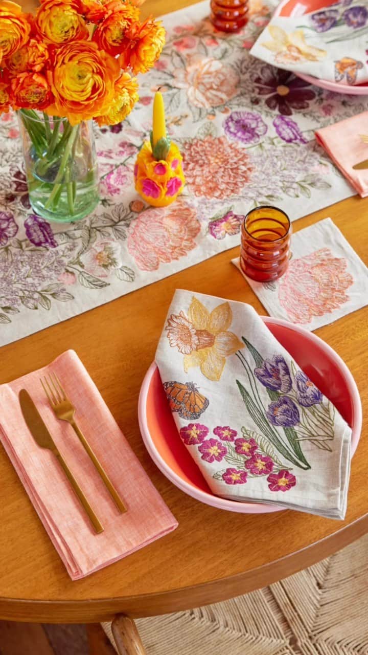 コーラル アンド タスクのインスタグラム：「Summer entertaining 🌻🍽️☀️From birthdays to anniversaries, holidays, and everydays our linens are sure to be as special as your gatherings. Delight guests with our embroidered linens this season, set the table with botanicals, marine life, songbirds and more! #coralandtusk #summertable #tablelinens #dinnernapkins #setthetable」