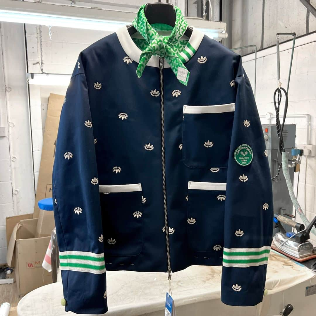 クロスサージョンさんのインスタグラム写真 - (クロスサージョンInstagram)「RECONSTRUCTED Project.  Bespoke ‘Umpire Jacket’ for @wrightyofficial  OBE at Wimbledon  2023.  The bespoke garment elevates existing Adidas @adidasoriginals  fabrication, both vintage and deadstock.  clothsurgeon RECONSTRUCTED Project is a sustainable approach to making a contemporary silhouette, preserving key details of the original items. This has been a longstanding offering from the clothsurgeon.  Photo Credit: @welloffside  #clothsurgeon #savilerow #bespoke」7月7日 5時17分 - clothsurgeon