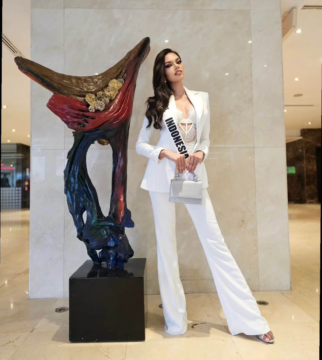 Ivan Gunawanさんのインスタグラム写真 - (Ivan GunawanInstagram)「Wrapped in white suit for the deep interview session of @reinadointernacionaldelcacao .  Finger cross for the result 🤞  Suit : @ivan_gunawan  Make up and hairdo : by myself 😀 Makeup director : @erniaredberry @redberrymakeupofficial Hollywood smile : @drgdevya @devya_dentalclinic  Thank you @hotelelpanamabyfaranda  for the great hospitality during my stay in Panama.」7月7日 5時22分 - ivan_gunawan
