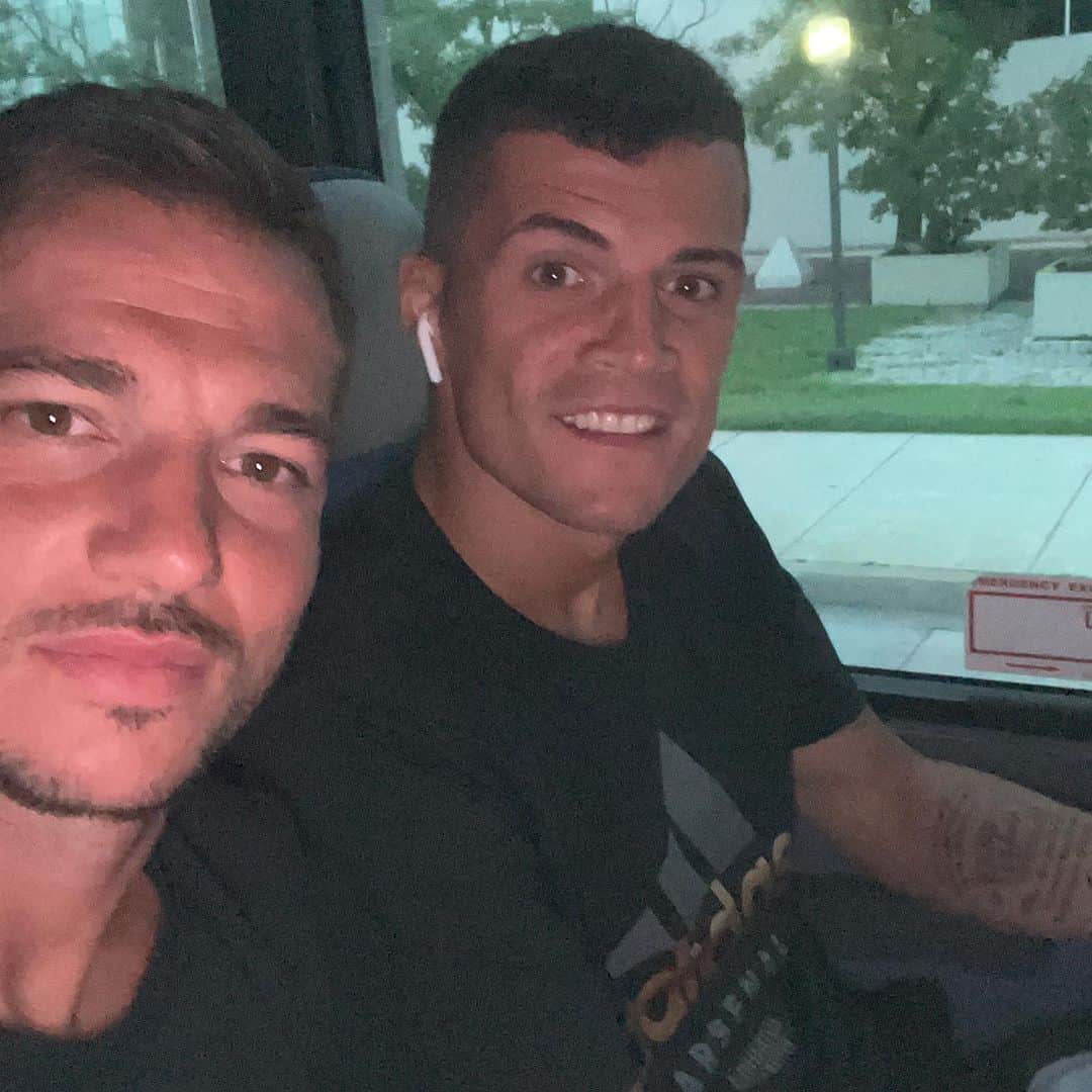 セドリック・ソアレスさんのインスタグラム写真 - (セドリック・ソアレスInstagram)「All the best, my brudi! So many unforgettable moments. It was real pleasure to play with you. @granitxhaka 🙌🏻」7月7日 5時23分 - cedricsoares41