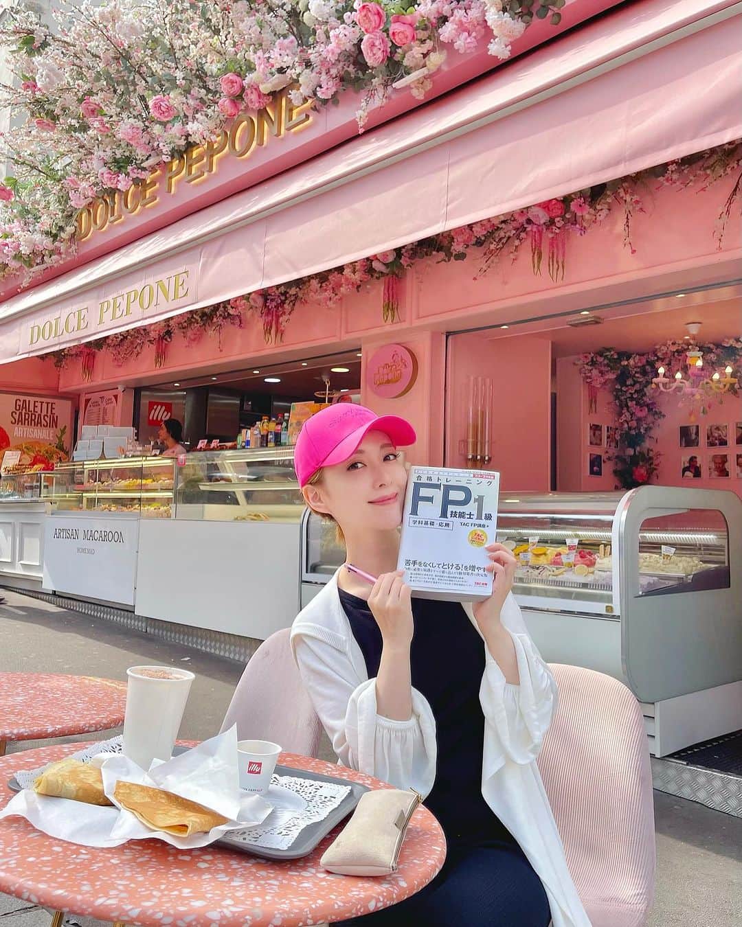 瀬戸早妃のインスタグラム：「ただいま〜無事に日本に帰ってきました✈️ パリでも合間を見つけてはCafeや飛行機移動でコツコツ合トレしていました︎🇫🇷💕︎︎ これから勉強のペースを戻しますゾ🫶  ✼••┈┈••✼••┈┈••✼••┈┈••✼  恥ずかしくて見せたくないけど、ほんの少しでも一緒にまだまだ頑張ってる人のモチベーションになったら嬉しいので、 思い切って私の不合格通知を載せます。  FP1級5月試験、自己採点よりは少しだけ点数が高くもらえて、正解率は44%でした。  合格ラインの6割まであと16%もあるのですね…😭  大好きな金融資産運用だけがかろうじて6割正解していました。 弱点もハッキリわかってきたし、残り約2ヶ月集中して頑張ります📕✨  #パリ旅行 #帰国 #FP1級 #不合格通知」