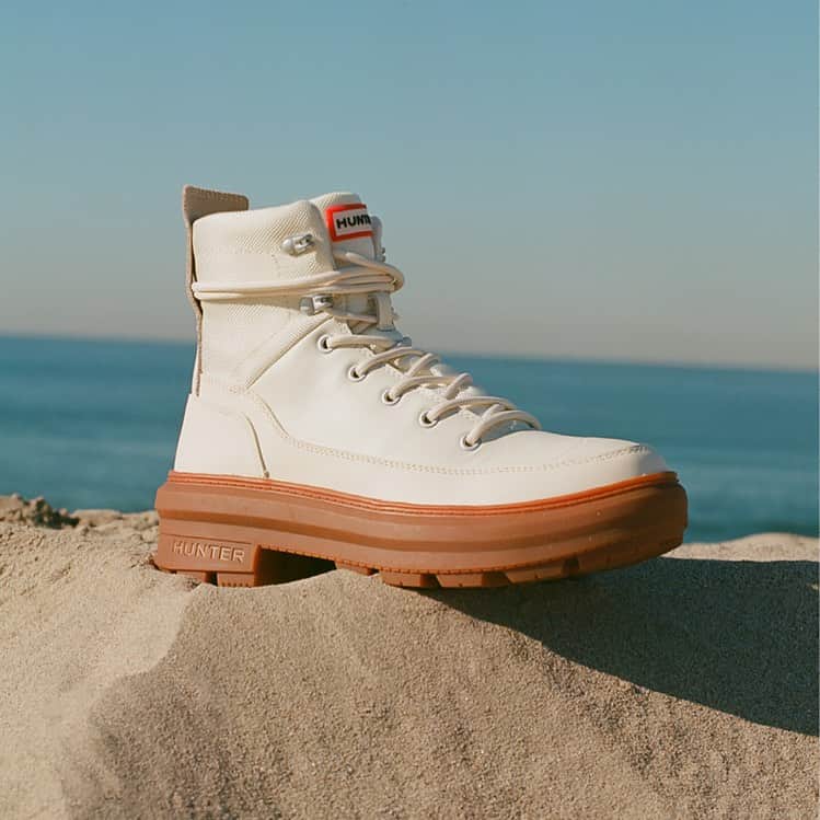 ハンターブーツのインスタグラム：「Walk through any terrain with #HunterBoots」