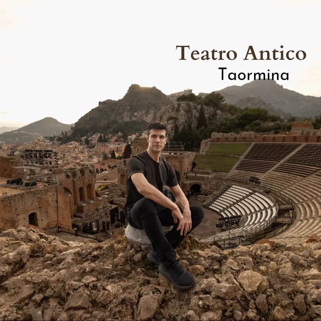ロベルト・ボッレのインスタグラム：「Ci vediamo il 29 luglio 2023 a Taormina! Il Teatro Antico sarà la cornice di questa tappa del Gala Roberto Bolle and Friends.  I biglietti sono in vendita su Ticketone 🎫   @robertobolle  @taorminaoperastars_official  @aiax_opera  📸 @dancersdiary」